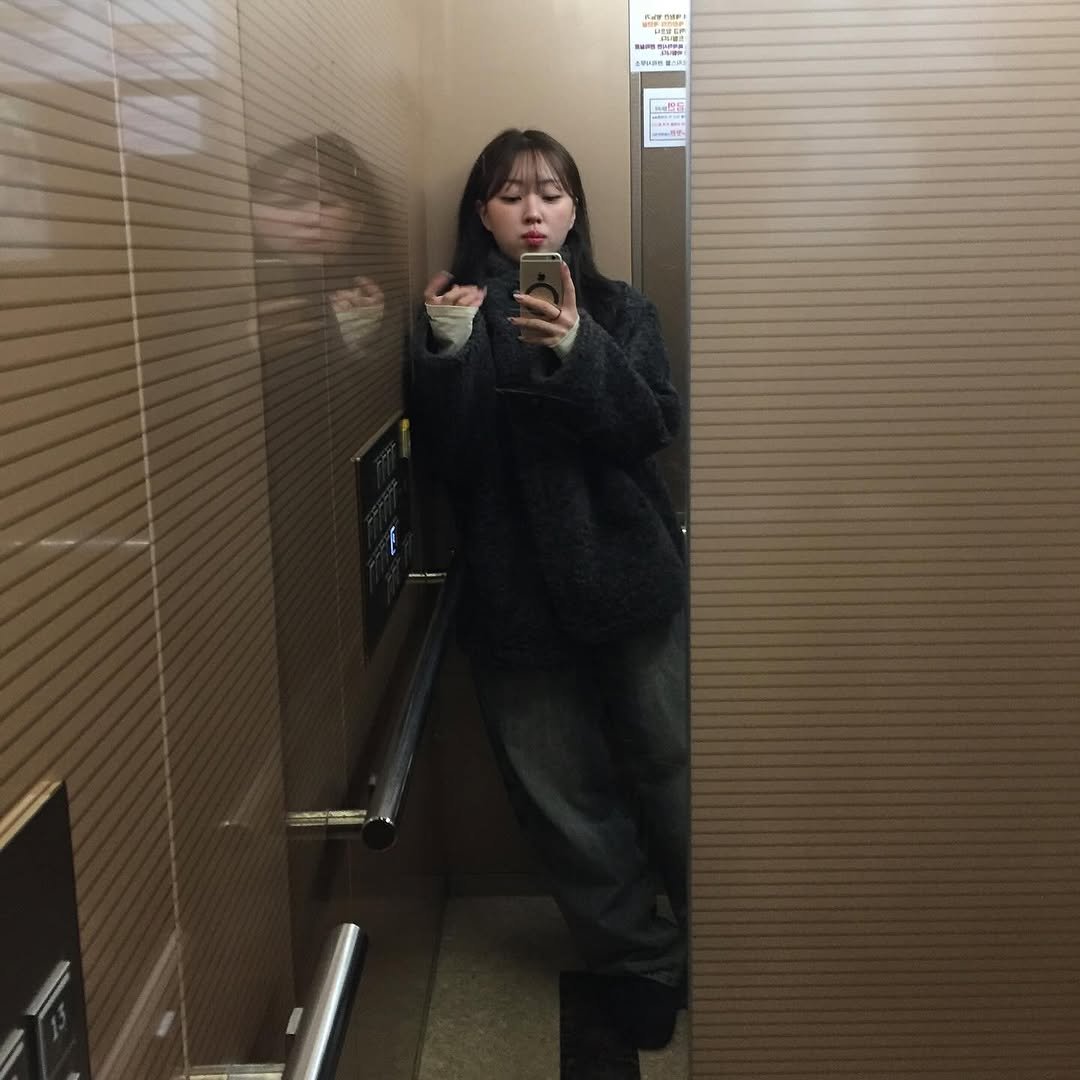 Photo by 말랑 on November 16, 2025. May be a selfie of duffle coat, parka, mirror and text.