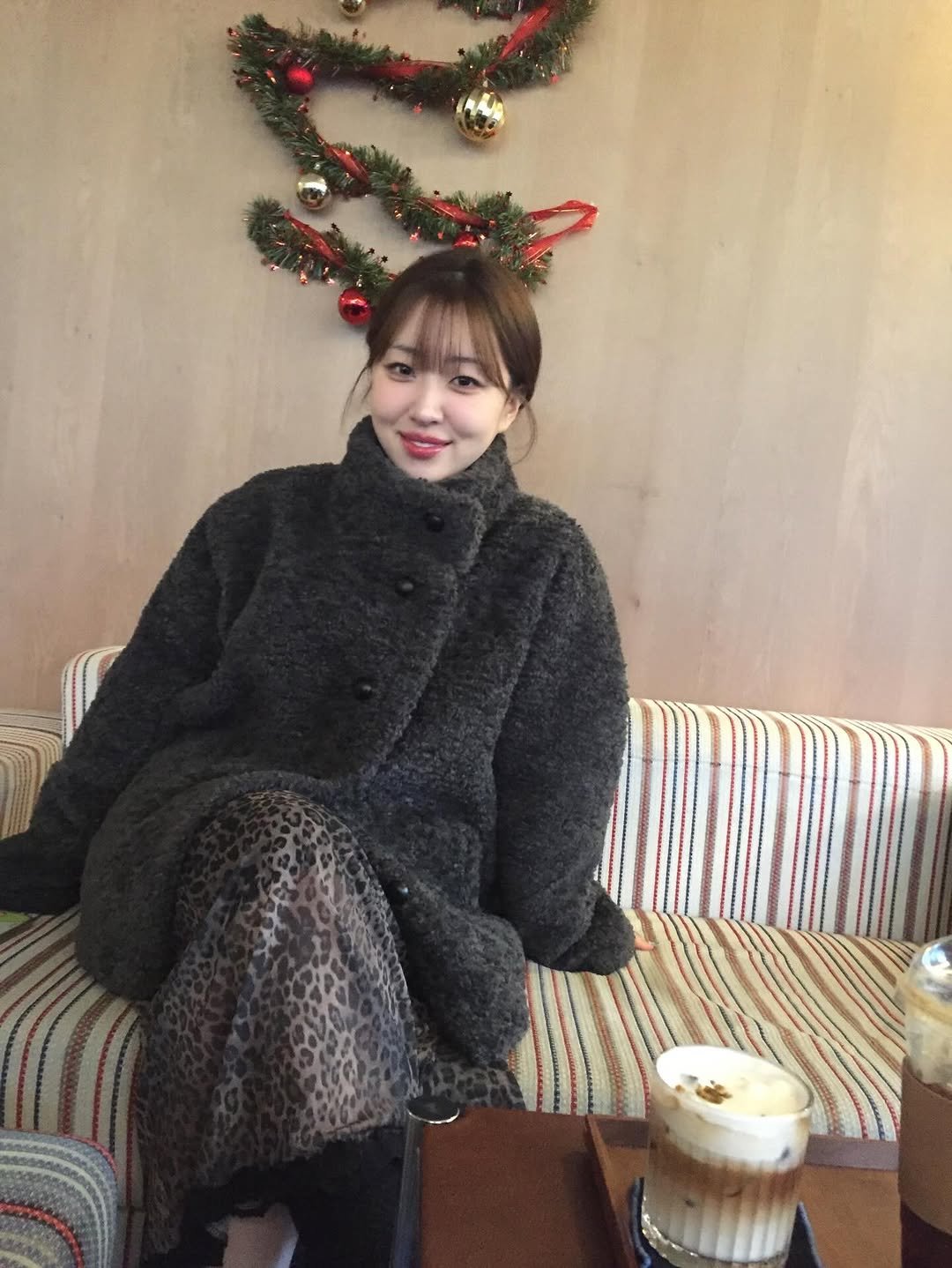 Photo by 말랑 on December 14, 2025. May be an image of one or more people, hair, duffle coat, sable coat, parka and text.