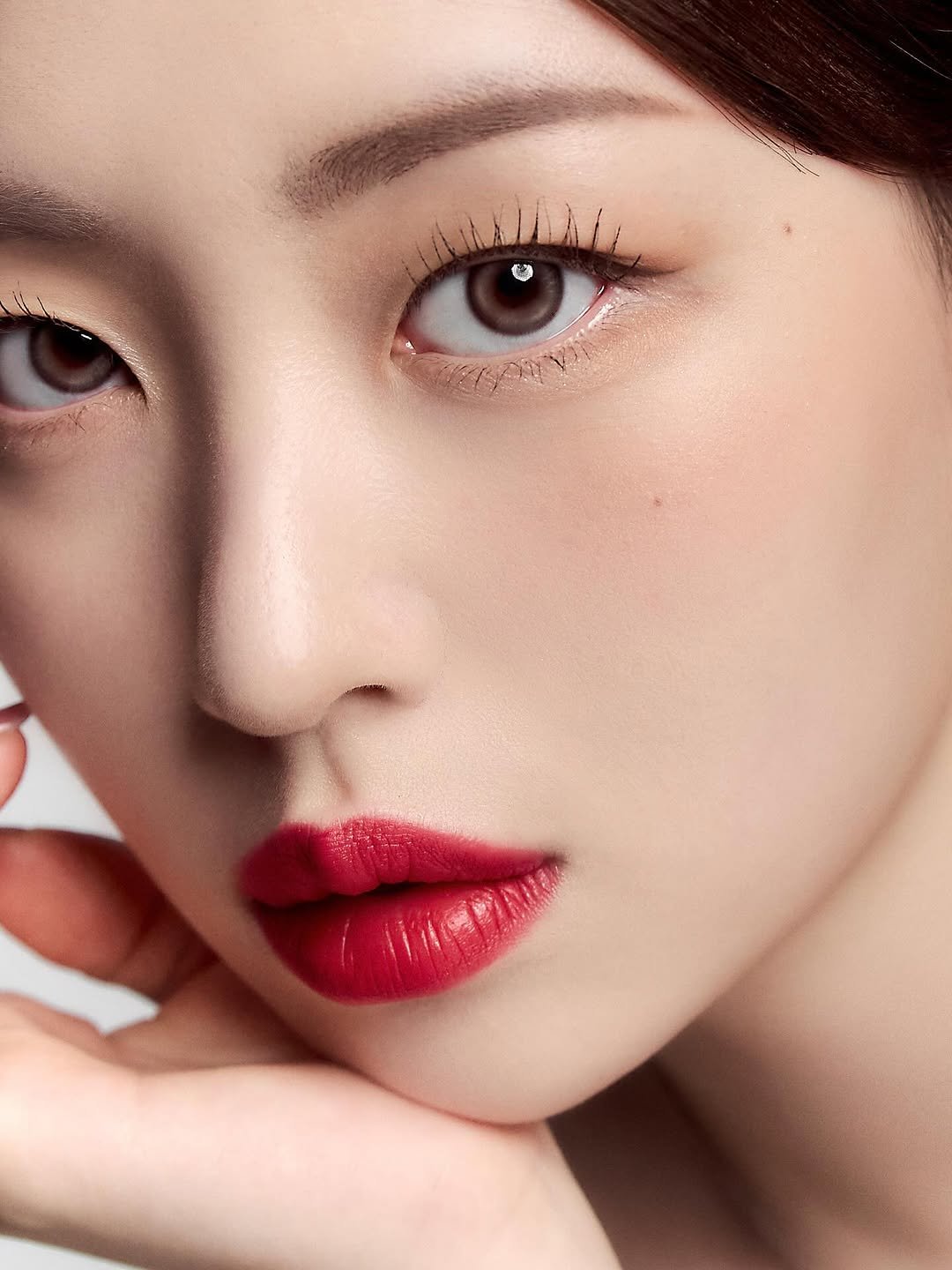 Photo by 말랑 on October 20, 2025. May be a closeup of one or more people, eyeliner, makeup, lipstick and hair.