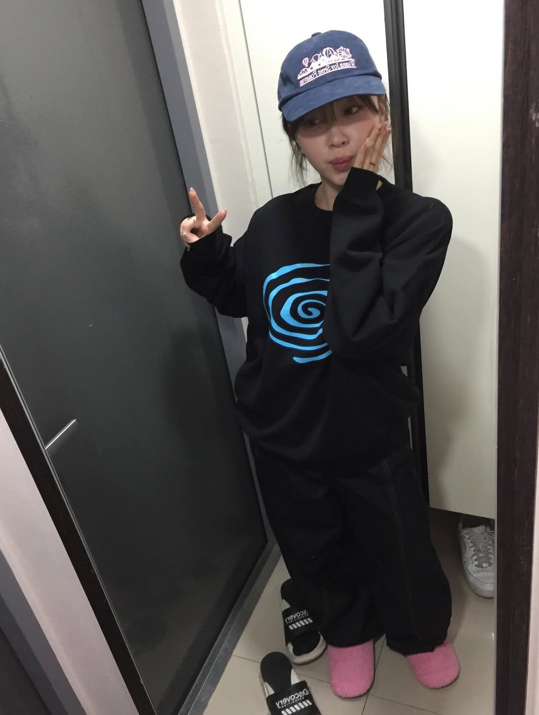 Photo shared by 말랑 on November 23, 2025 tagging @kickki_. May be an image of one or more people, bangs, hat, sportswear, sweatpants, sweatsuit and text.