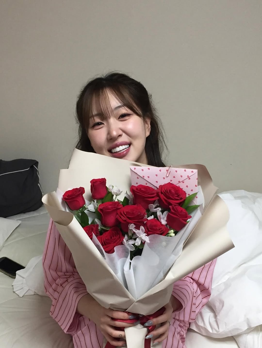 Photo by 말랑 on December 21, 2025. May be an image of bouquet, prairie gentian, baby's-breath and rose.