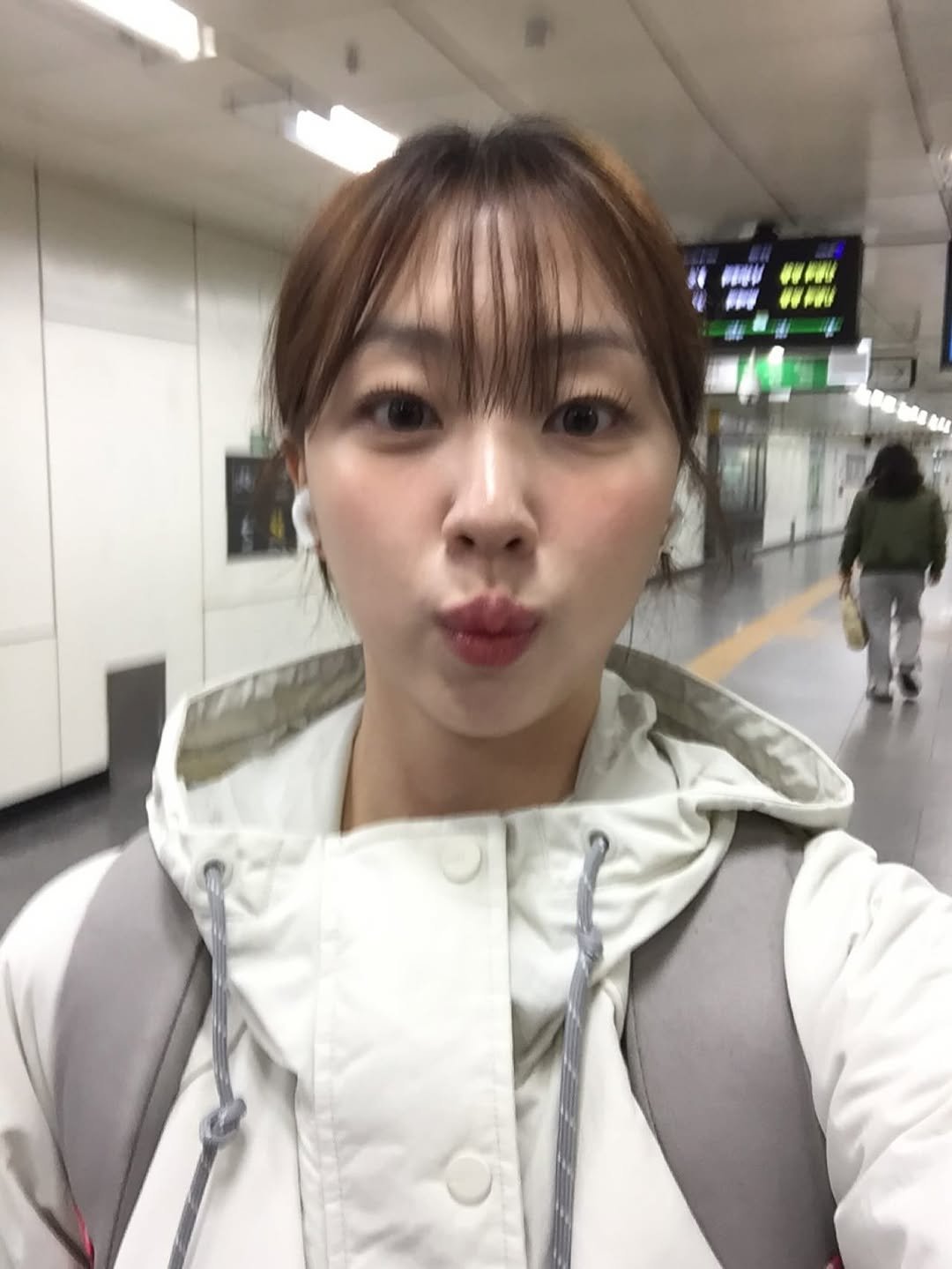 Photo by 말랑 on October 22, 2025. May be an image of one or more people, hair and parka.