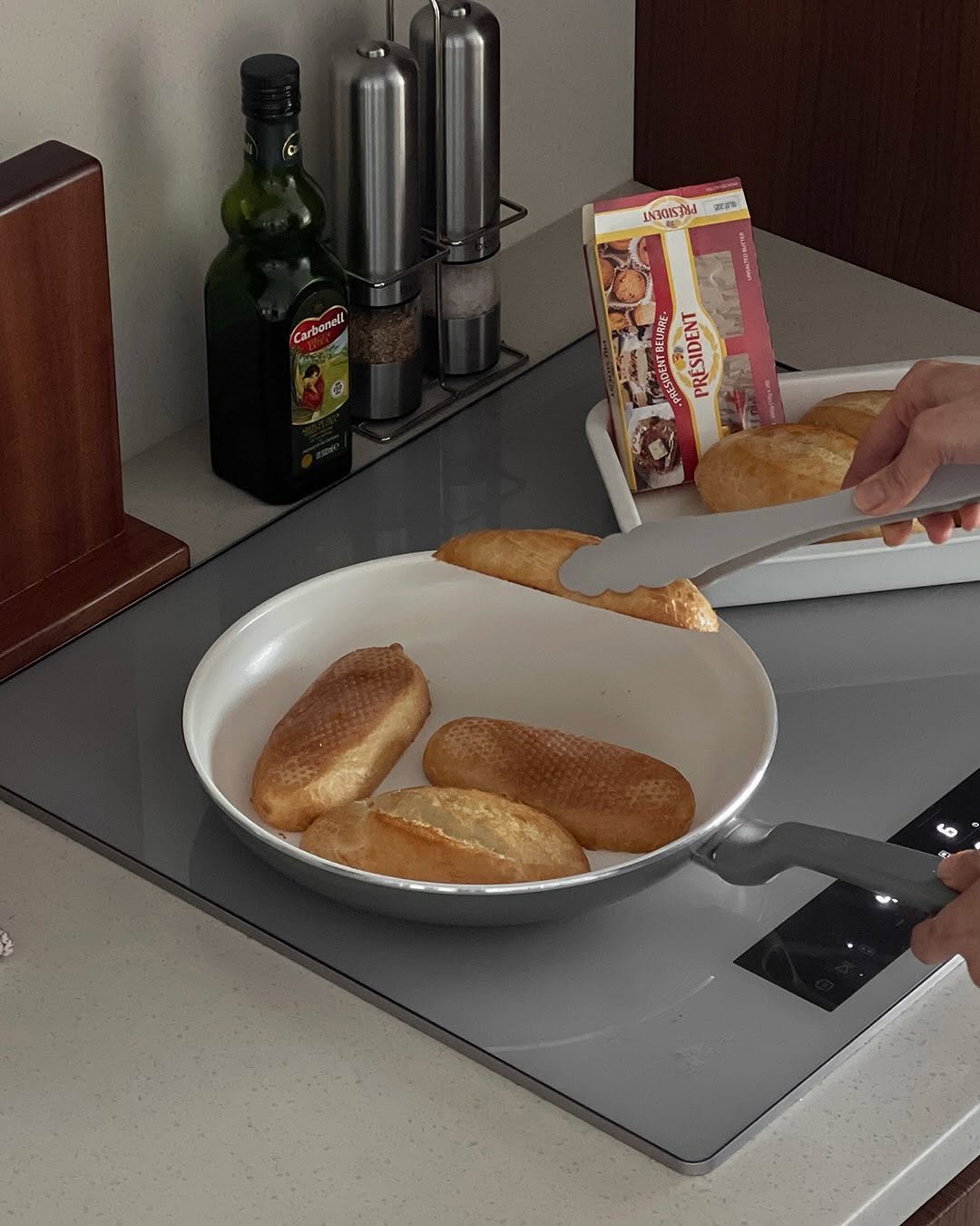 Photo by 마마홈 | 𝐌𝐚𝐌𝐚 𝐡𝐨𝐦𝐞 on October 27, 2025. May be an image of toast, tongs, cutlery, spatula and text.