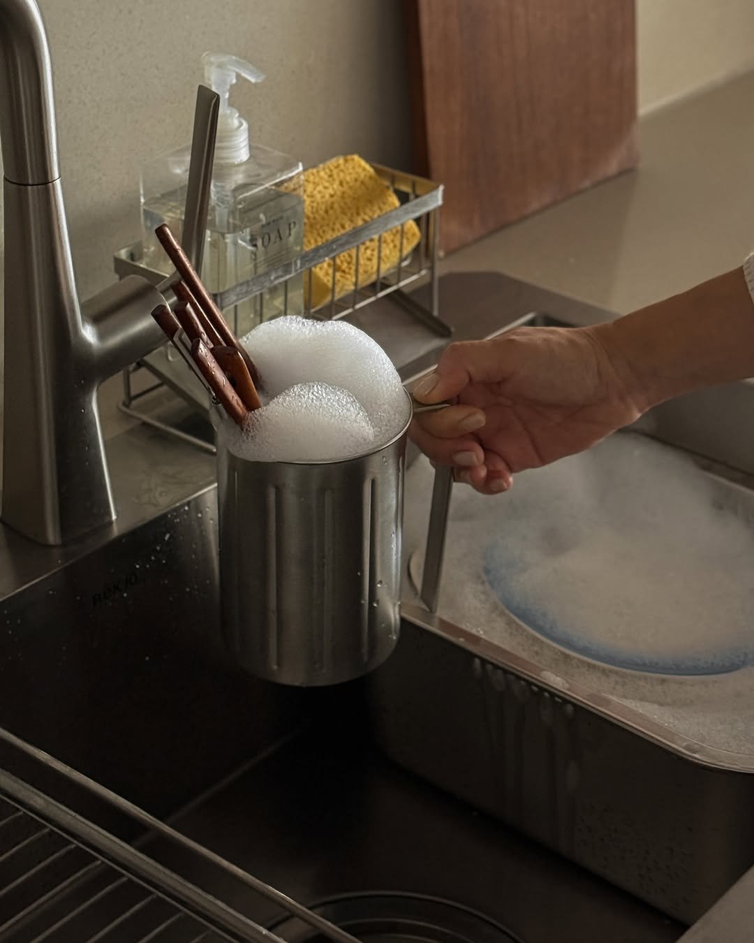 Photo by 마마홈 | 𝐌𝐚𝐌𝐚 𝐡𝐨𝐦𝐞 on December 14, 2025. May be an image of measuring cups, dishwasher, strainer, faucet, water filter, sink, spatula, tongs and text.