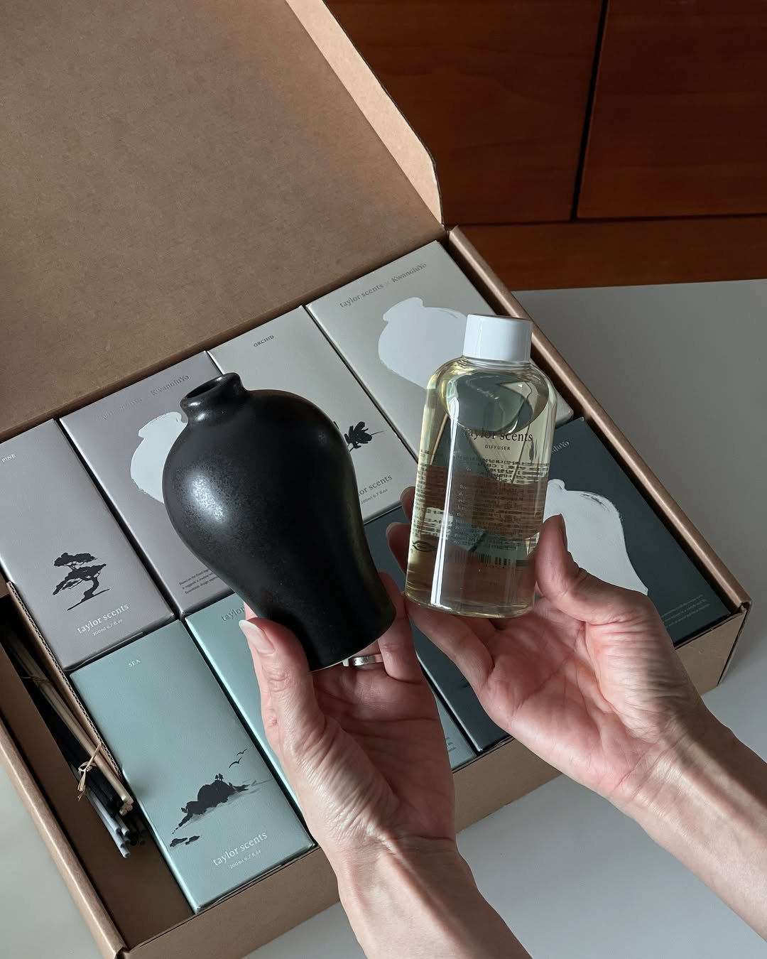 Photo by 마마홈 | 𝐌𝐚𝐌𝐚 𝐡𝐨𝐦𝐞 on October 28, 2025. May be an image of fragrance, hand cream, cocktail shaker, flask, perfume and text.