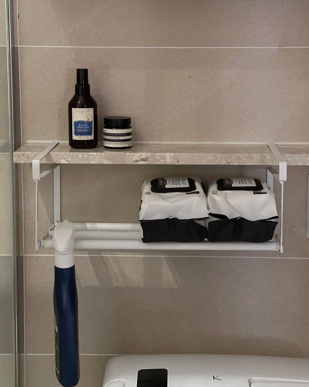 Photo by 마마홈 | 𝐌𝐚𝐌𝐚 𝐡𝐨𝐦𝐞 on December 15, 2025. May be an image of towel rack, shelf, sink, faucet, shower, rack, wash basin and text.