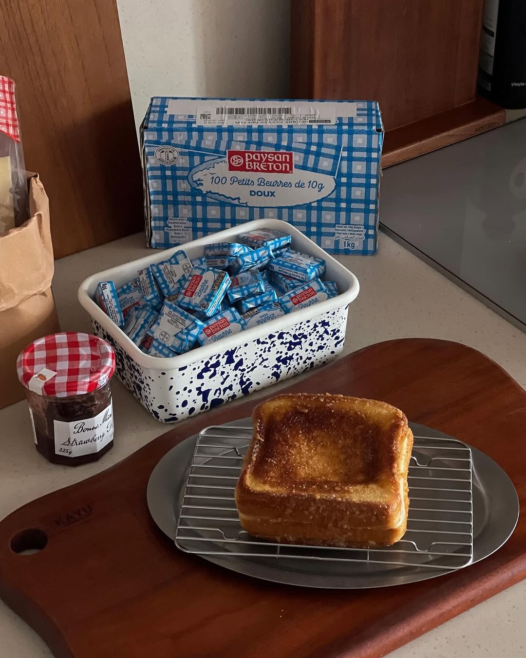 Photo by 마마홈 | 𝐌𝐚𝐌𝐚 𝐡𝐨𝐦𝐞 on September 14, 2025. May be an image of sandwich, cornbread, kitchenware, toast, preserves and text that says '団 国建 paysan BRETON 100PettsBeutresde10g 100 Petits Beurres de 10g DOUX Dosenh AA6cT'.