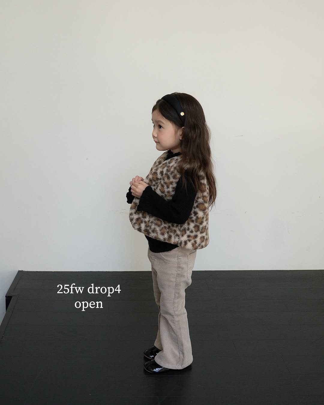 Photo by 마망블랑 mamanblanc on November 20, 2025. May be an image of baby, standing and text that says '25fwdrop4 25fw drop4 open'.