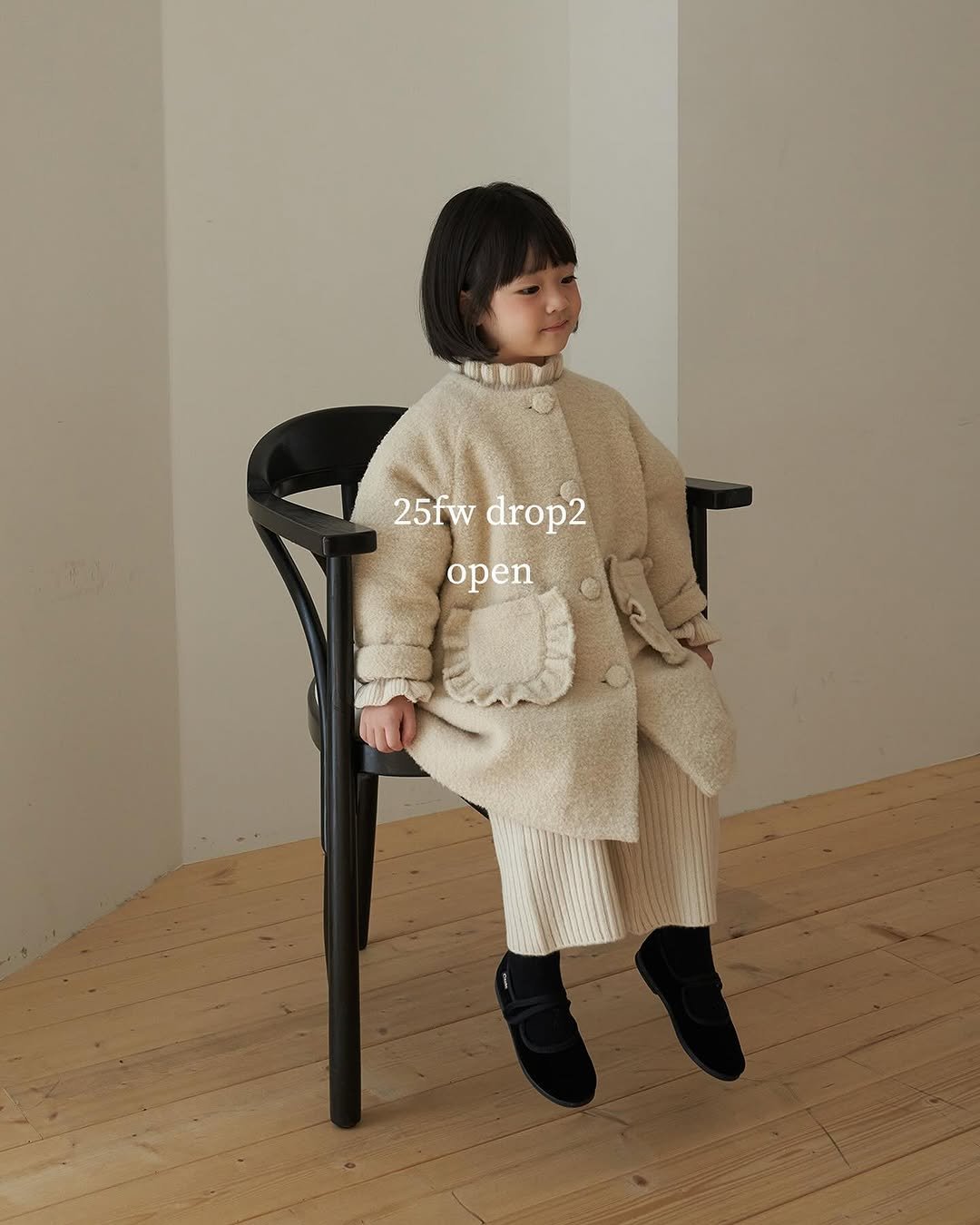 Photo by 마망블랑 mamanblanc on September 30, 2025. May be an image of 1 person, child, duffle coat, turtleneck, cardigan and text that says '25fw 25fwdrop2 drop2 open'.