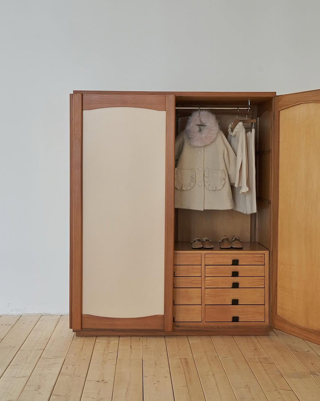 Photo by 마망블랑 mamanblanc on September 29, 2025. May be an image of armoire, cabinet, coat rack and text.