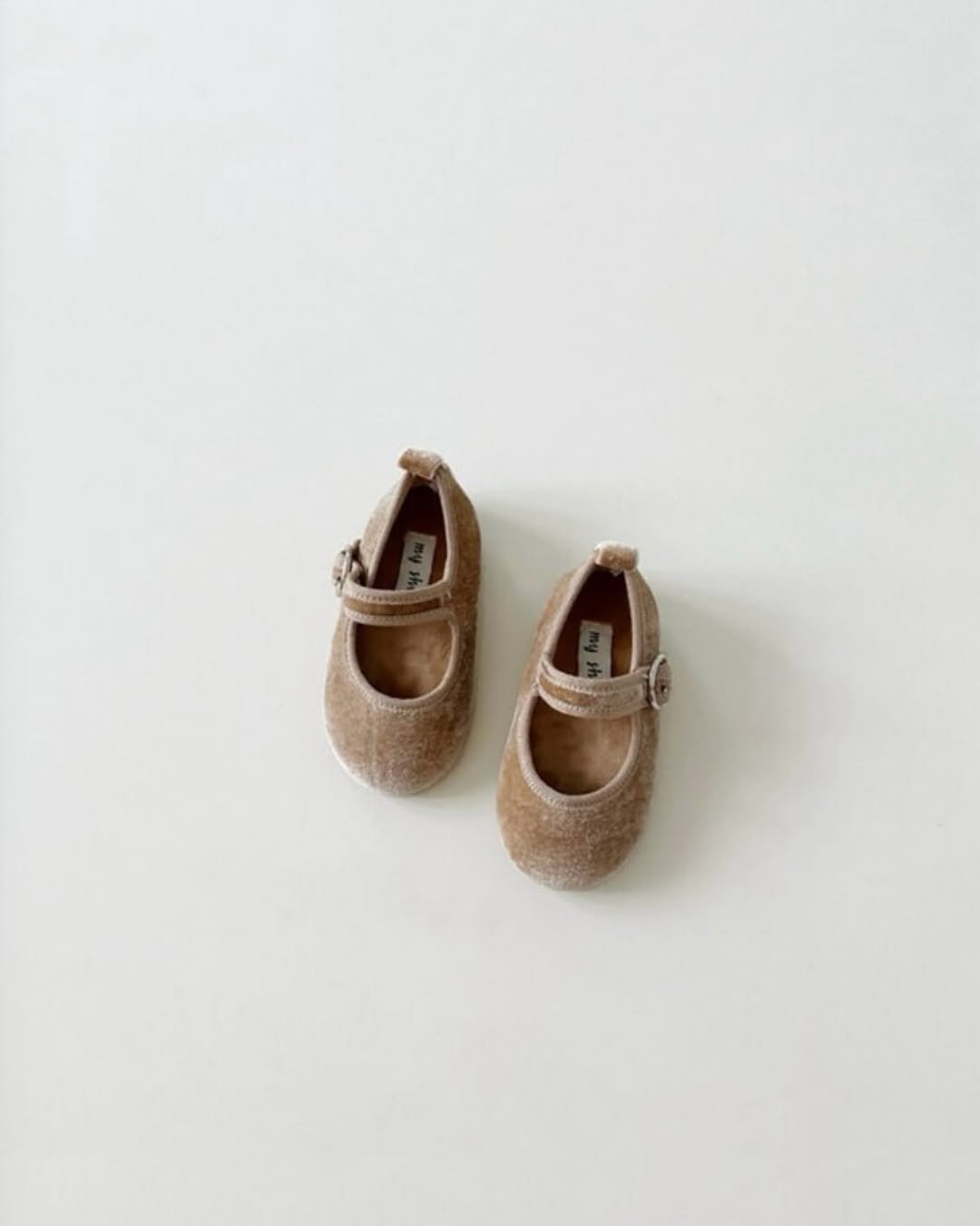 Photo by 마망블랑 mamanblanc on September 30, 2025. May be an image of leather, slingback shoes, baby shoes and text.