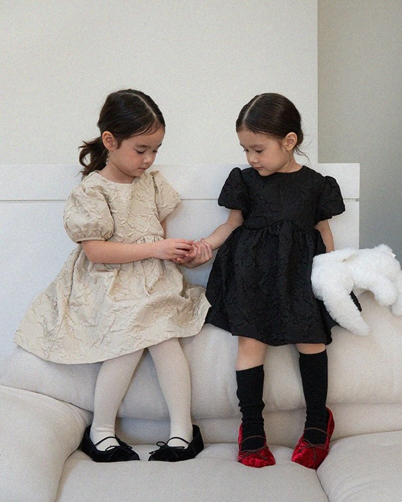 Photo by 마망블랑 mamanblanc on November 26, 2025. May be an image of baby, dress, baby shoes and text.
