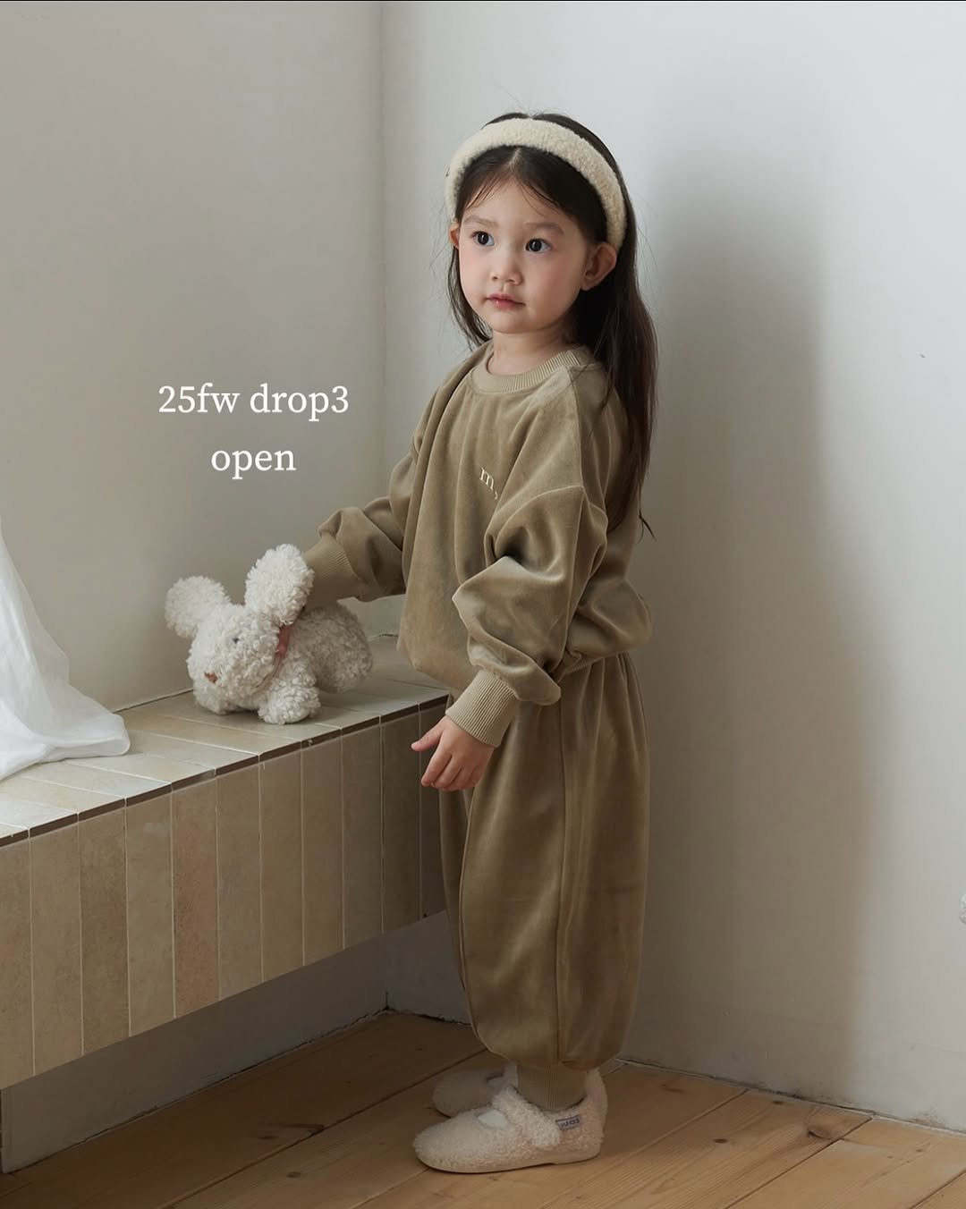 Photo by 마망블랑 mamanblanc on October 30, 2025. May be an image of child, sleepwear and text that says '25fwdrop3 25fw drop3 open'.