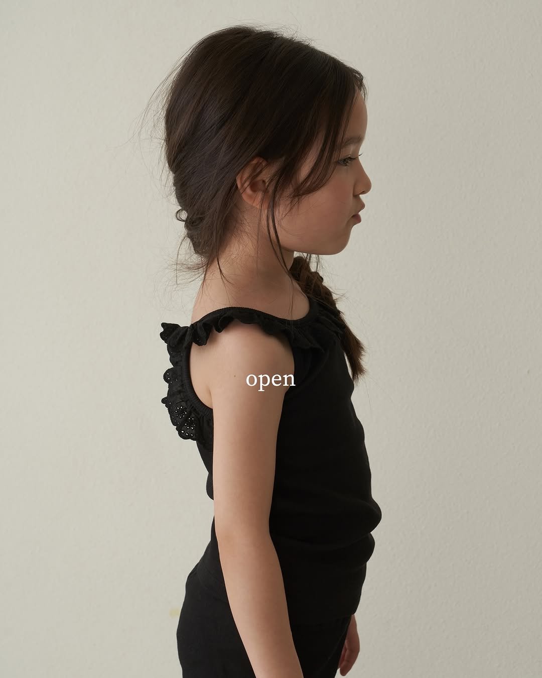Photo by 마망블랑 mamanblanc on April 23, 2026. May be an image of child, dress and text.