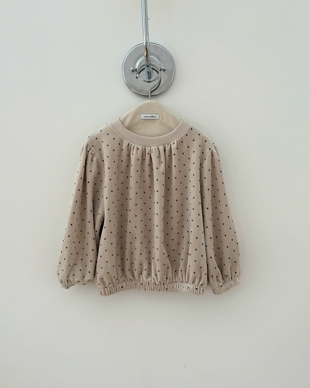 Photo by 마망블랑 mamanblanc on October 28, 2025. May be an image of top, clothes hanger and text.