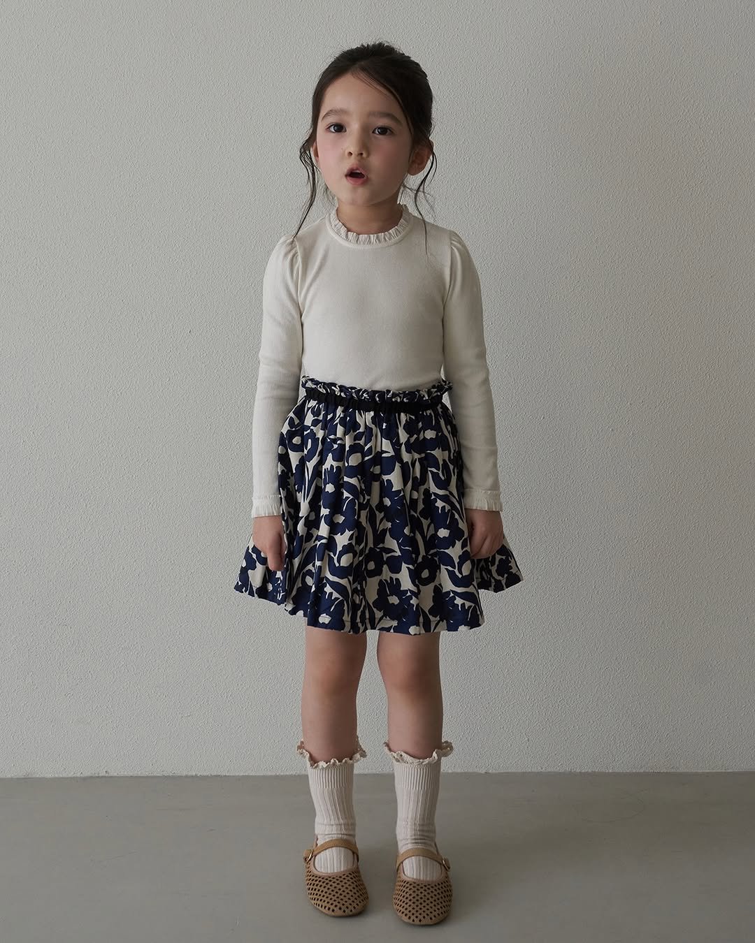 Photo by 마망블랑 mamanblanc on February 24, 2026. May be an image of child, skirt, dress, miniskirt and text.