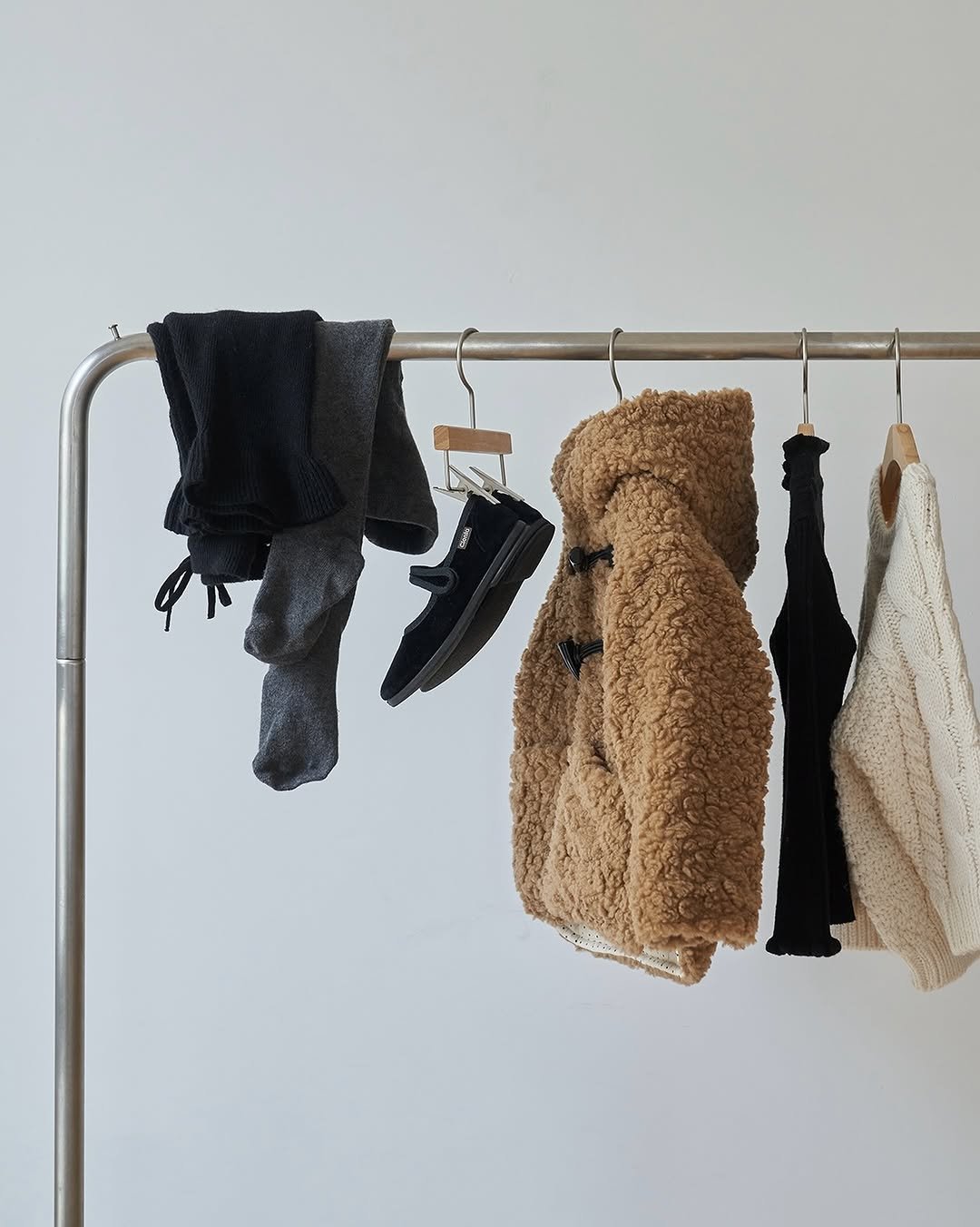 Photo by 마망블랑 mamanblanc on October 27, 2025. May be an image of towel rack, coat rack, fur, rack, clothes hanger, wool and text.