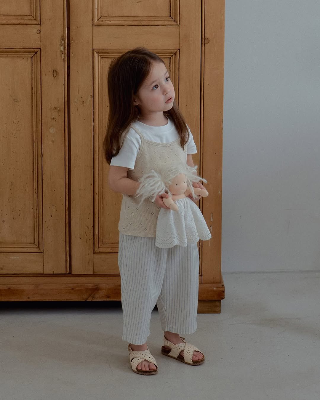 Photo by 마망블랑✨mamanblanc🌙 on April 27, 2025. May be an image of 1 person, baby, sandals and text.