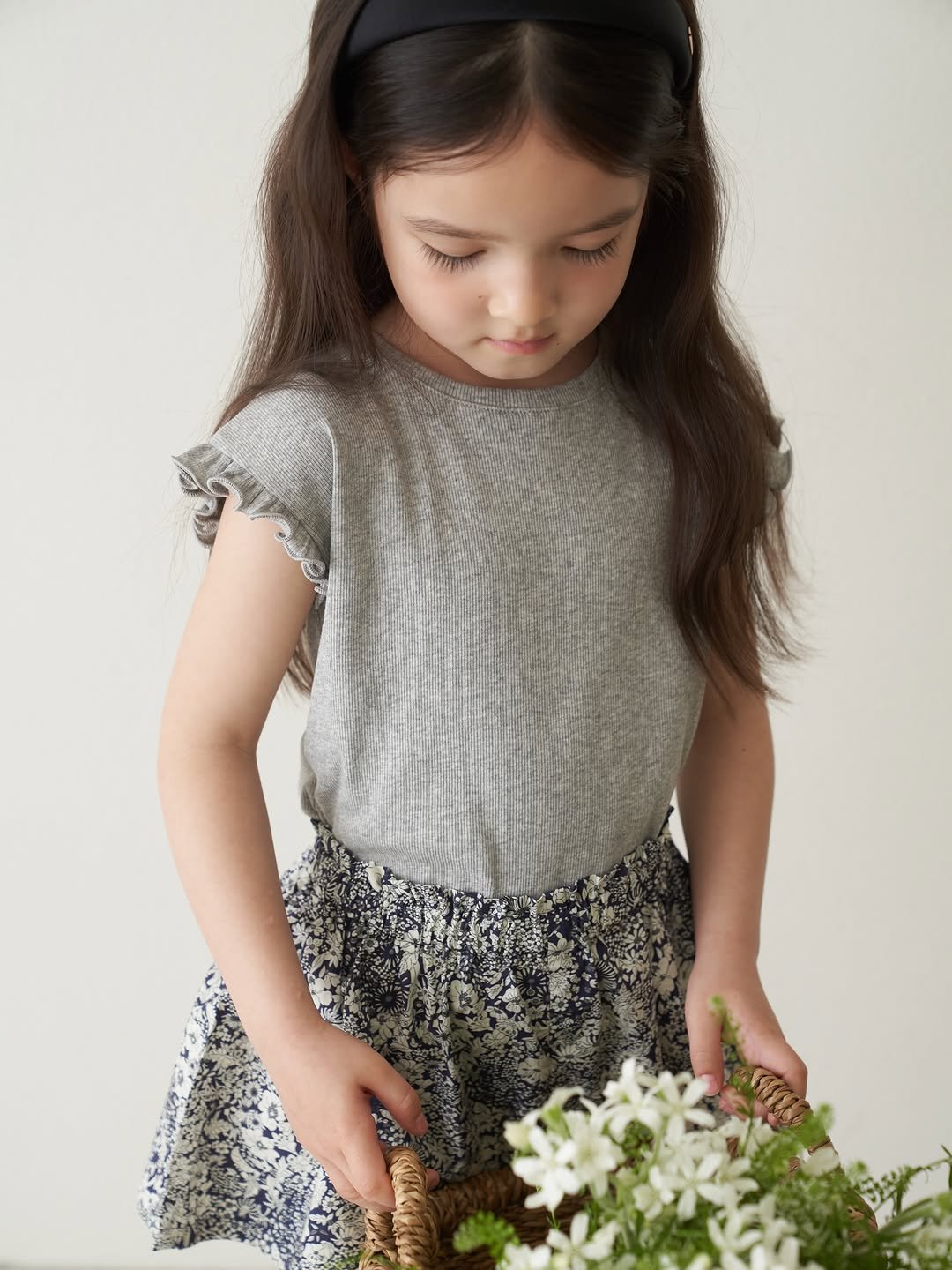 Photo by 마망블랑 mamanblanc on April 26, 2026. May be an image of child, knit and text.