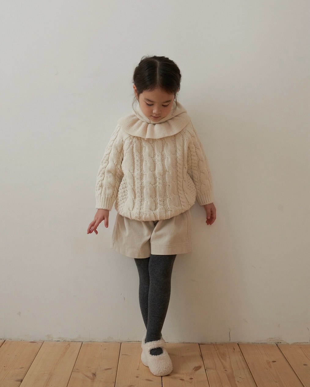 Photo by 마망블랑 mamanblanc on October 27, 2025. May be an image of child, duffle coat, knit, cardigan and text.