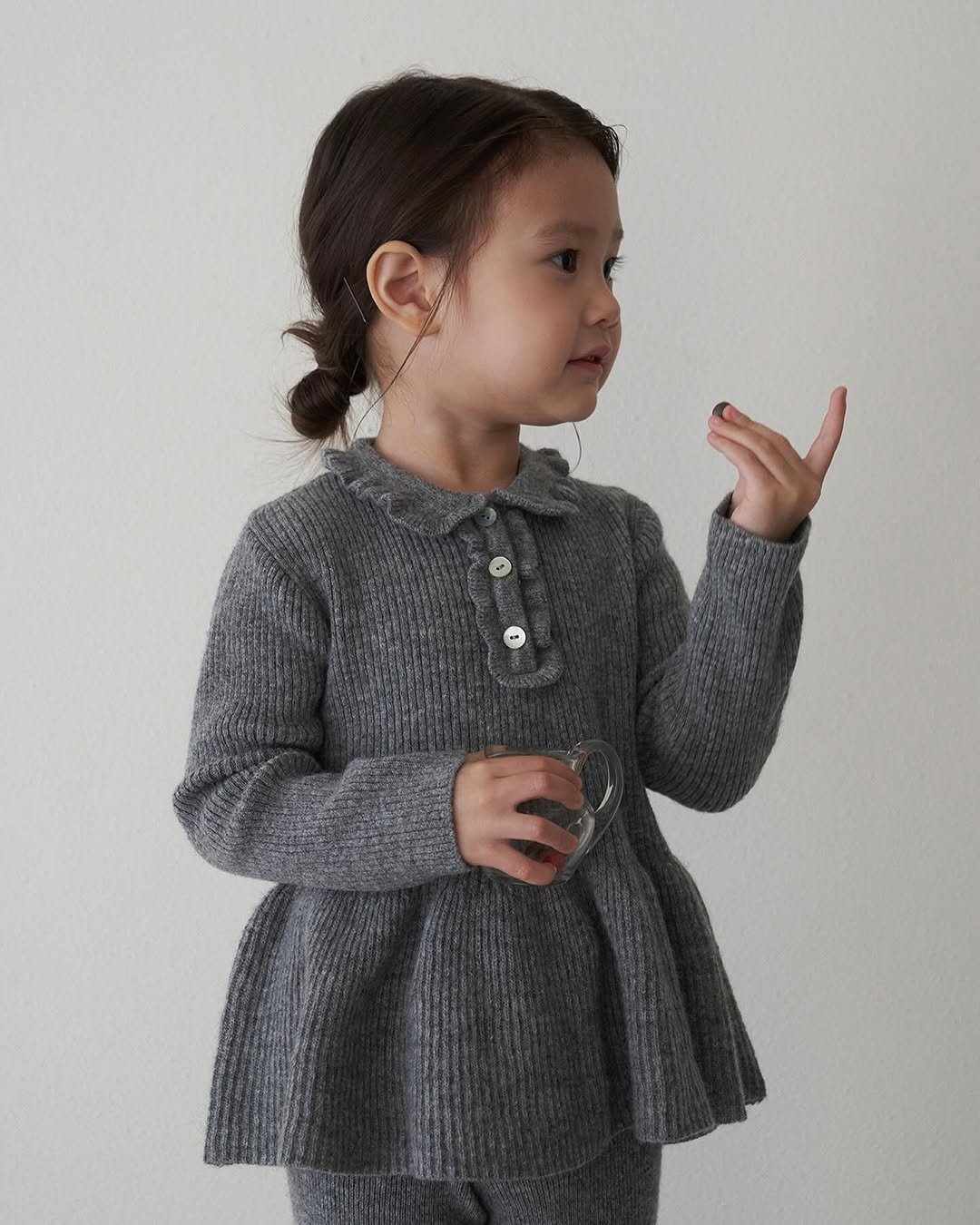 Photo by 마망블랑 mamanblanc on September 08, 2025. May be an image of 1 person, baby, cardigan, knit, overskirt and text.