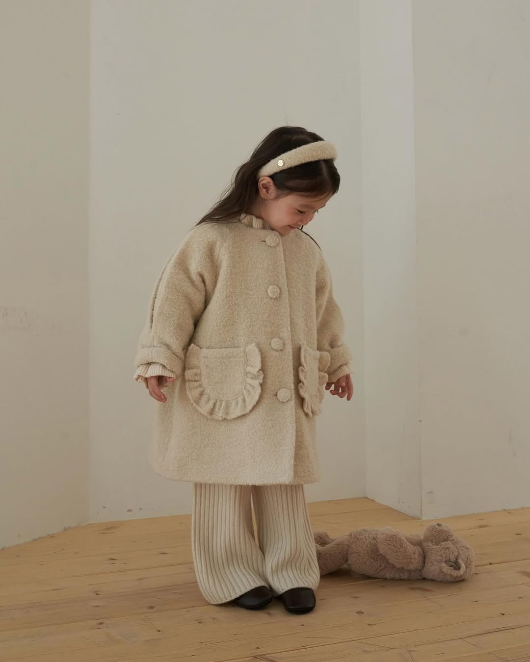 Photo by 마망블랑 mamanblanc on September 25, 2025. May be an image of 1 person, child, duffle coat, cardigan and text.