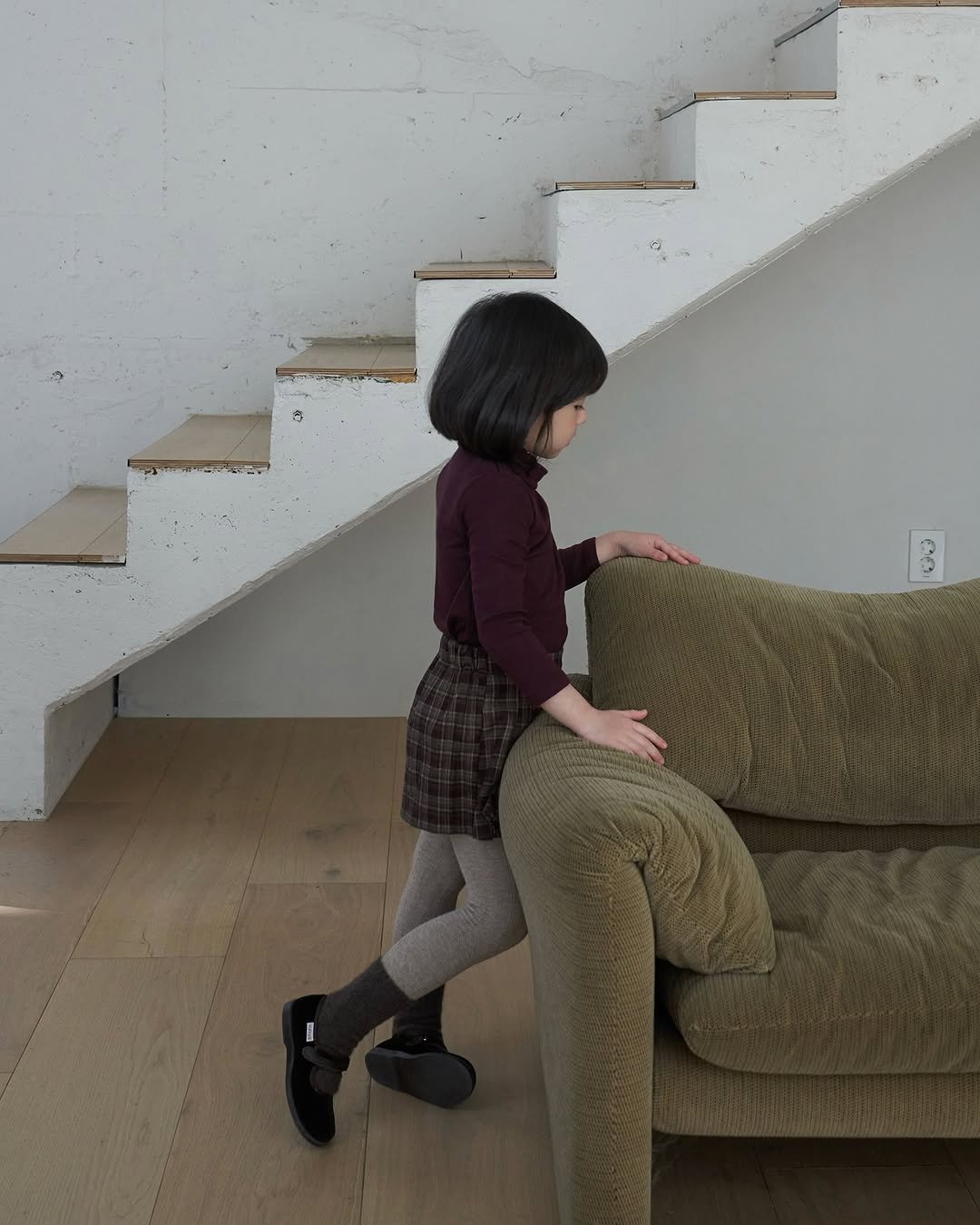 Photo by 마망블랑 mamanblanc on November 19, 2025. May be an image of child, carpet and text.