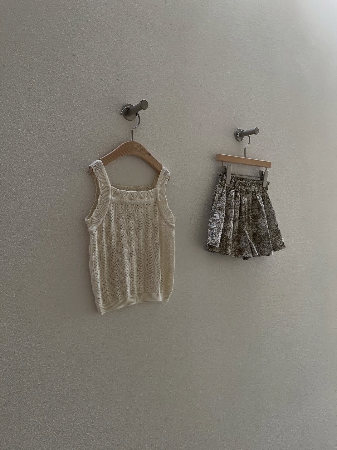 Photo by 마망블랑 mamanblanc on April 26, 2026. May be an image of clothes hanger, crochet, rack and text.