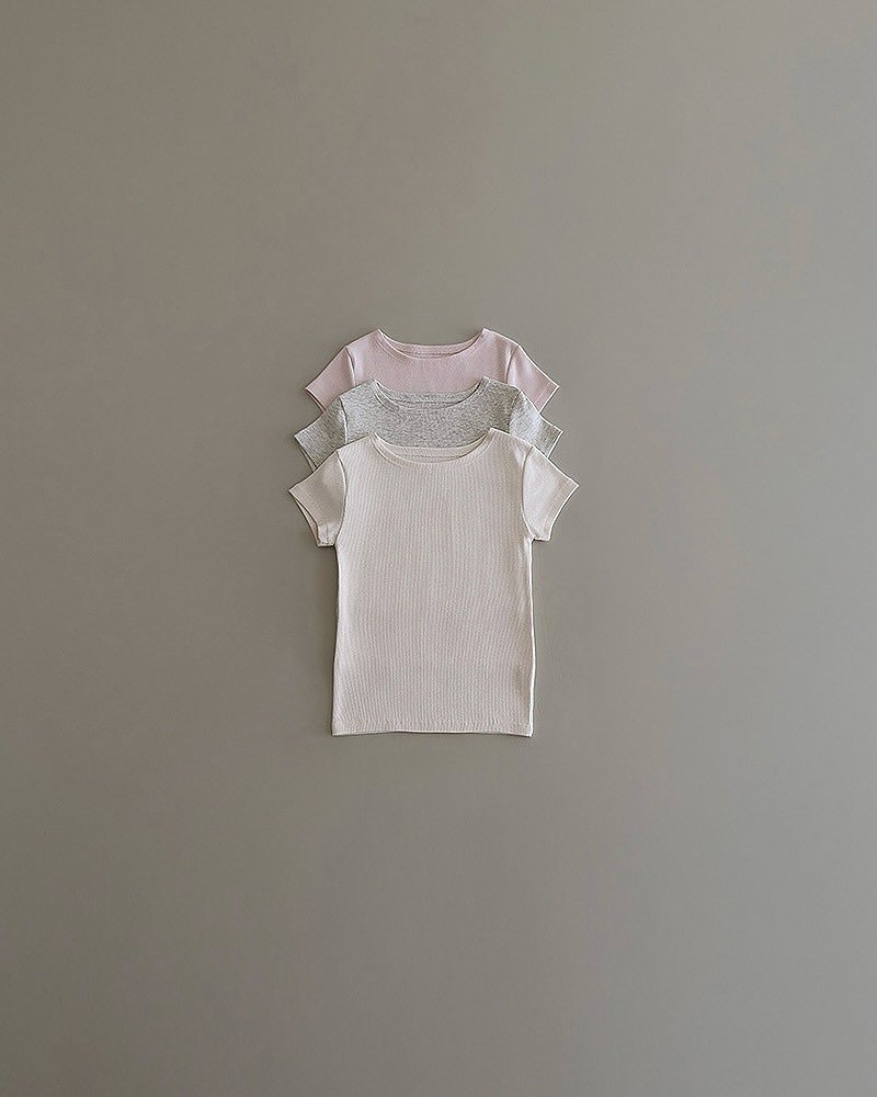 Photo by 마망블랑✨mamanblanc🌙 on May 25, 2025. May be an image of lace, light switch, clothes hanger and text.