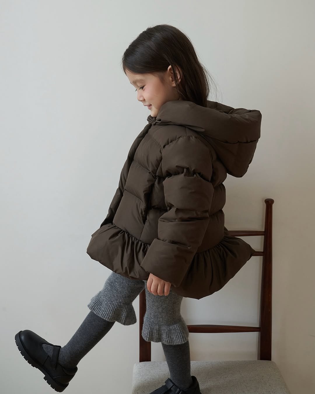 Photo by 마망블랑 mamanblanc on November 04, 2025. May be an image of duffle coat, goosedown coat, parka and text.