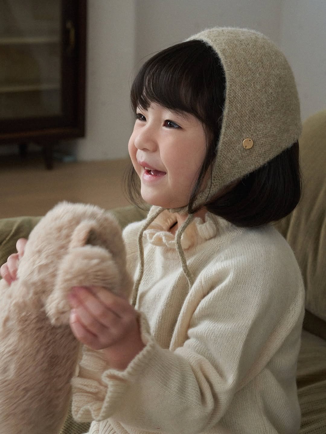 Photo by 마망블랑 mamanblanc on November 27, 2025. May be an image of child, duffle coat, hat, knit, beret and text.