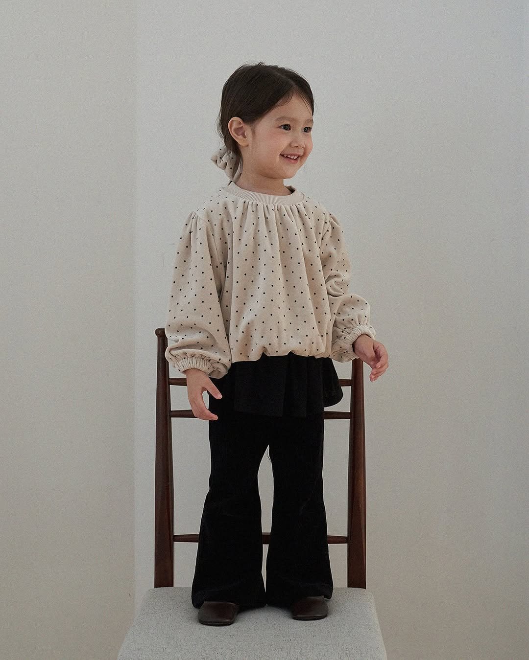 Photo by 마망블랑 mamanblanc on October 29, 2025. May be an image of baby, overskirt, turtleneck and text.