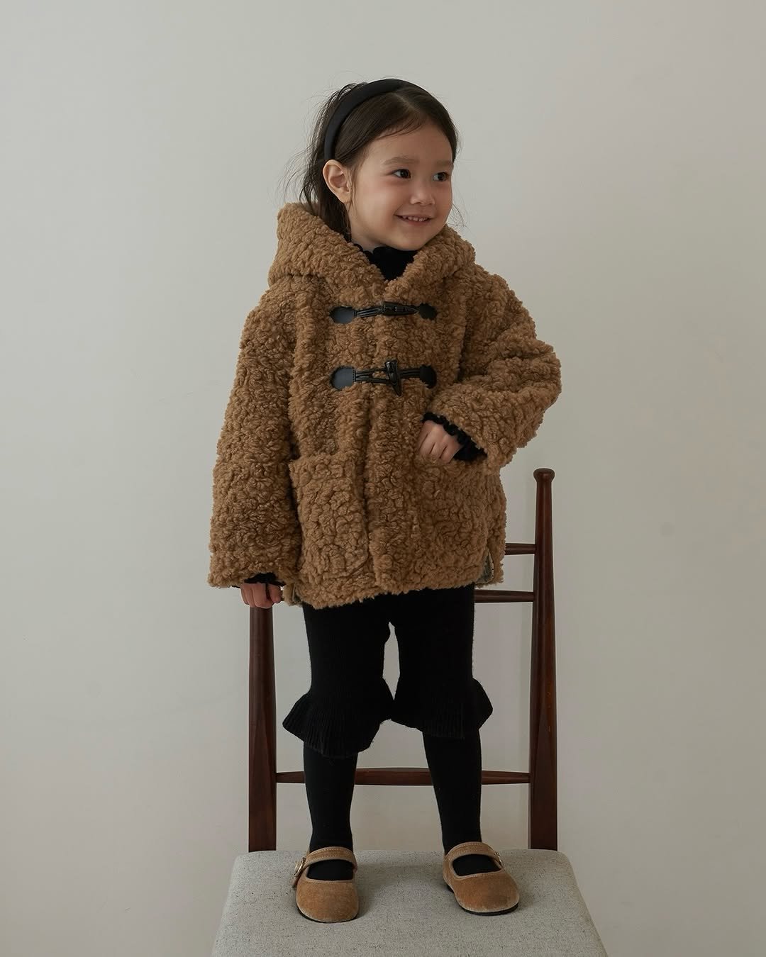 Photo by 마망블랑 mamanblanc on October 28, 2025. May be an image of child, duffle coat, fur coat, fleece, parka and text.