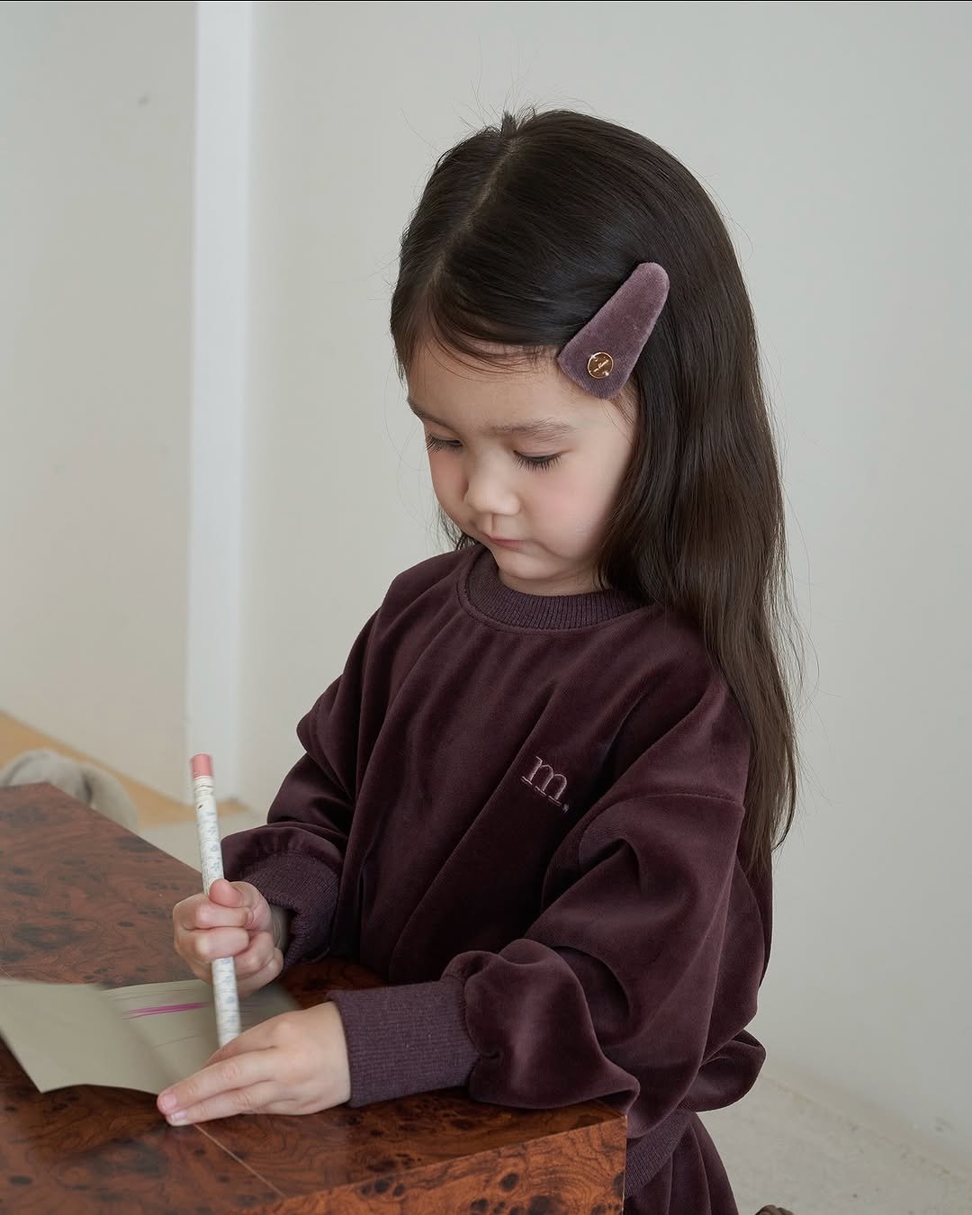 Photo by 마망블랑 mamanblanc on October 25, 2025. May be an image of child, barrette, hairpin and text.