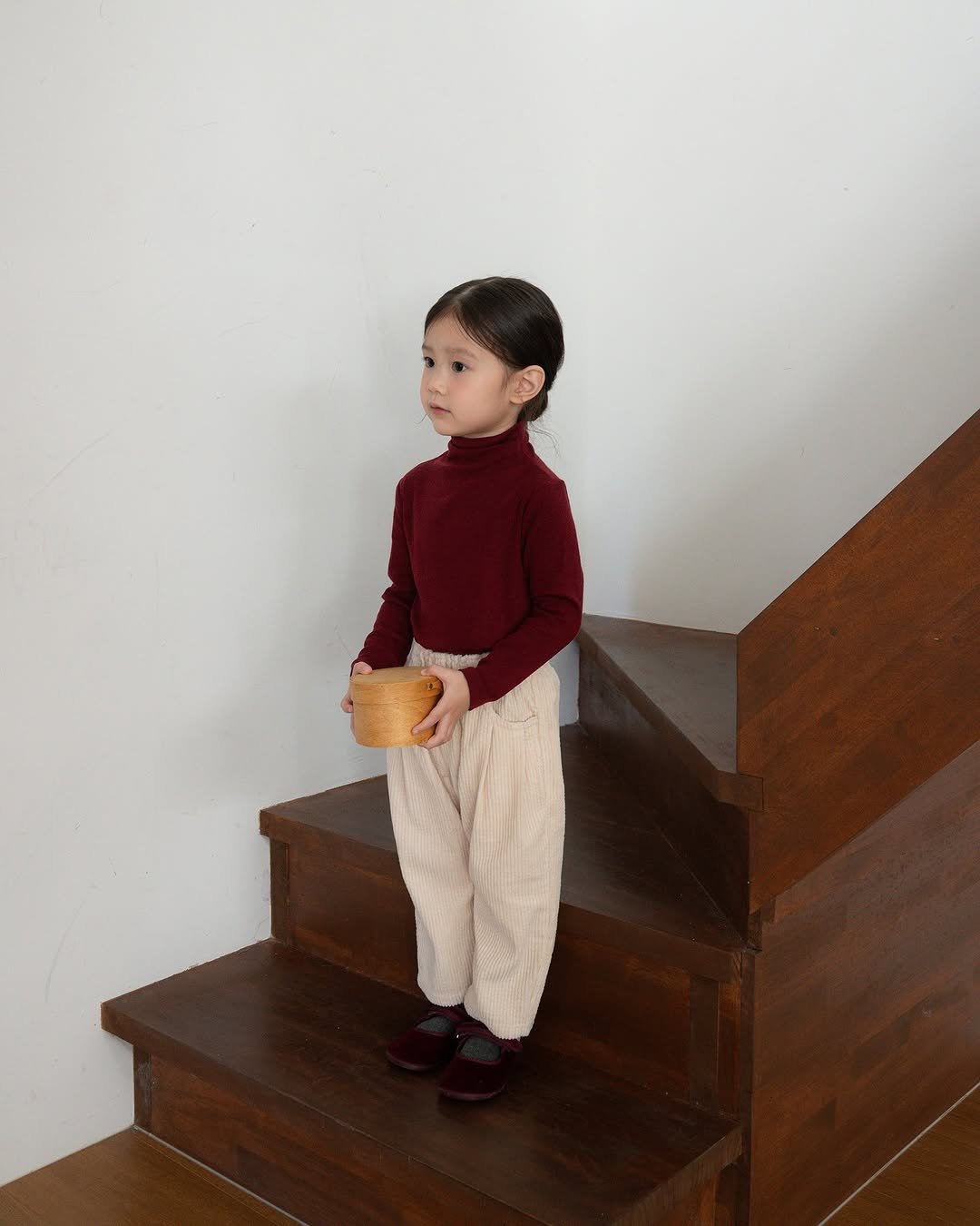 Photo by 마망블랑 mamanblanc on November 17, 2025. May be an image of baby, turtleneck and text.