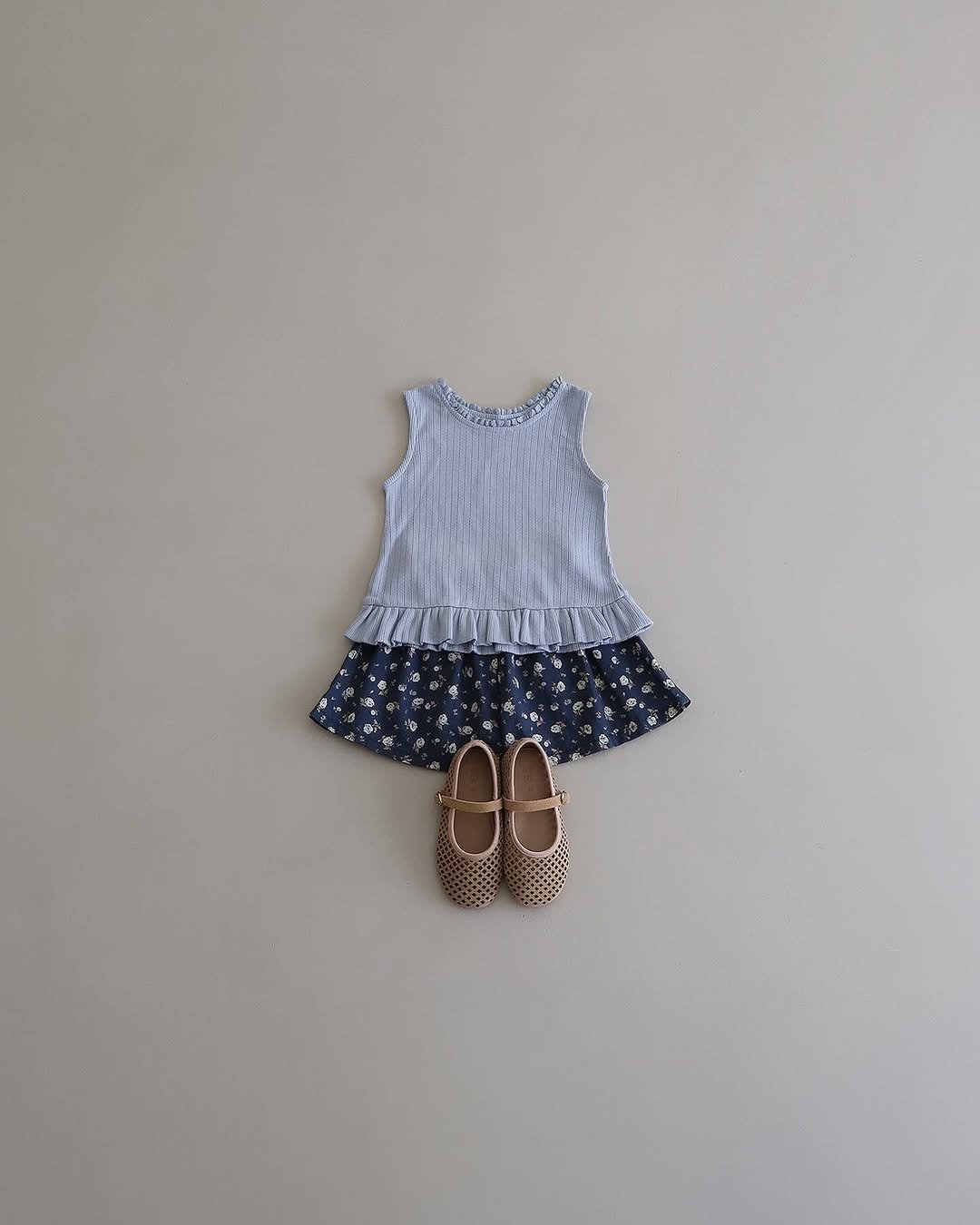 Photo by 마망블랑✨mamanblanc🌙 on April 30, 2025. May be an image of baby shoes, dress, sundress and text.