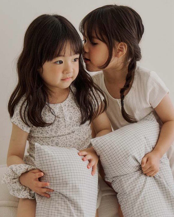Photo by 마망블랑✨mamanblanc🌙 on May 20, 2025. May be an image of 2 people, baby, braids, sleepwear, beanbag chair and text.