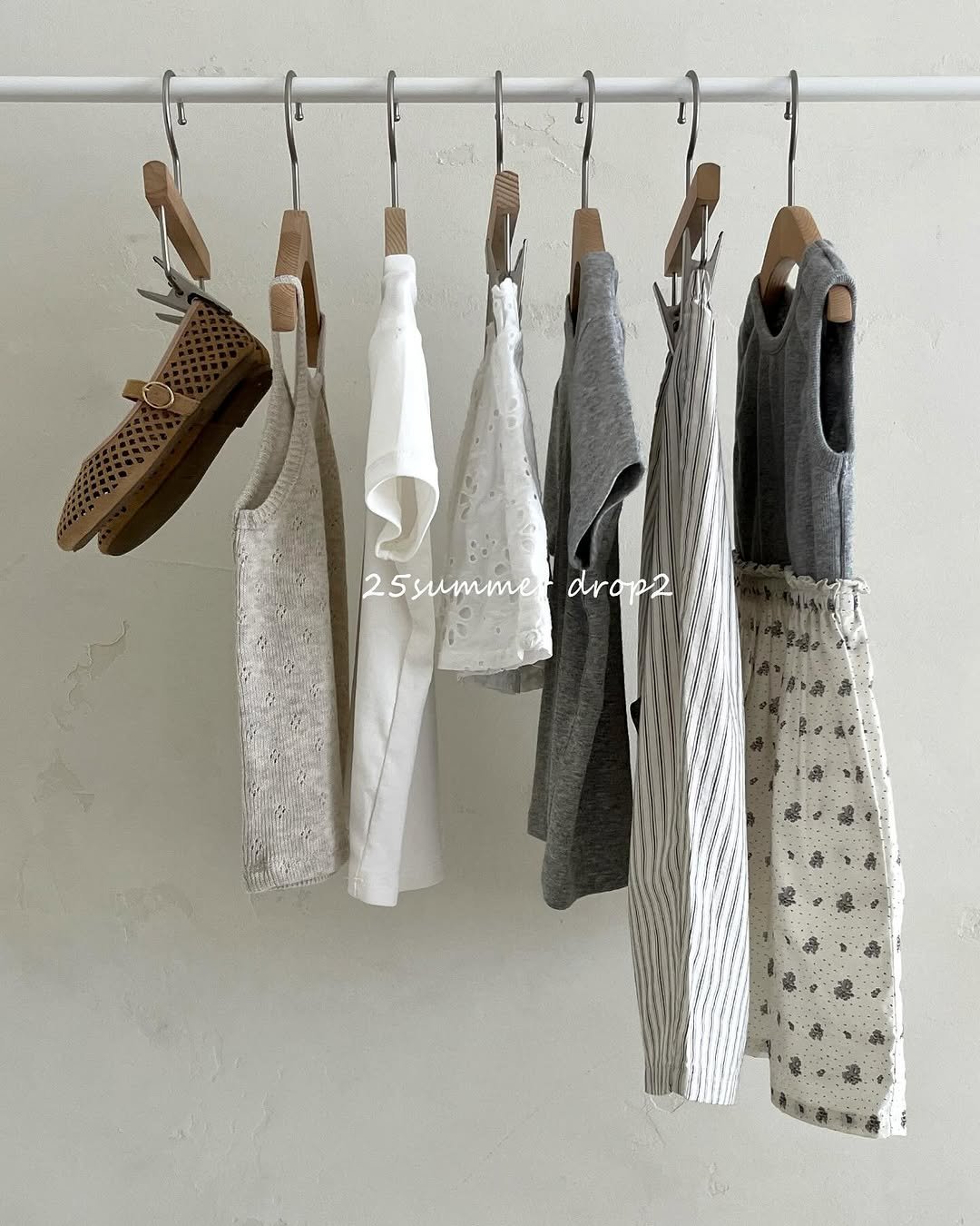 Photo by 마망블랑✨mamanblanc🌙 on April 29, 2025. May be an image of clothes hanger, rack and text that says '25 25yummerdrap2 2. 25yumme drop2'.