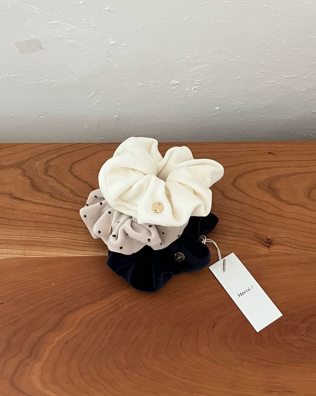 Photo by 마망블랑 mamanblanc on October 24, 2025. May be an image of barrette and text.