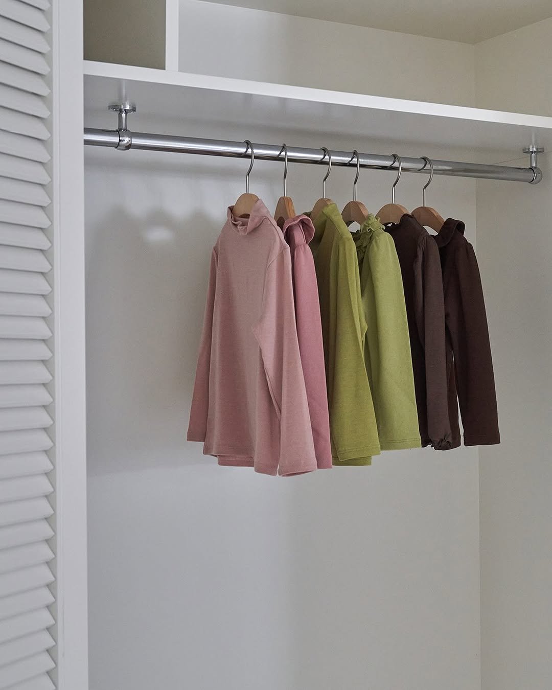 Photo by 마망블랑 mamanblanc on September 05, 2025. May be an image of towel rack, coat rack, clothes hanger, rack and text.