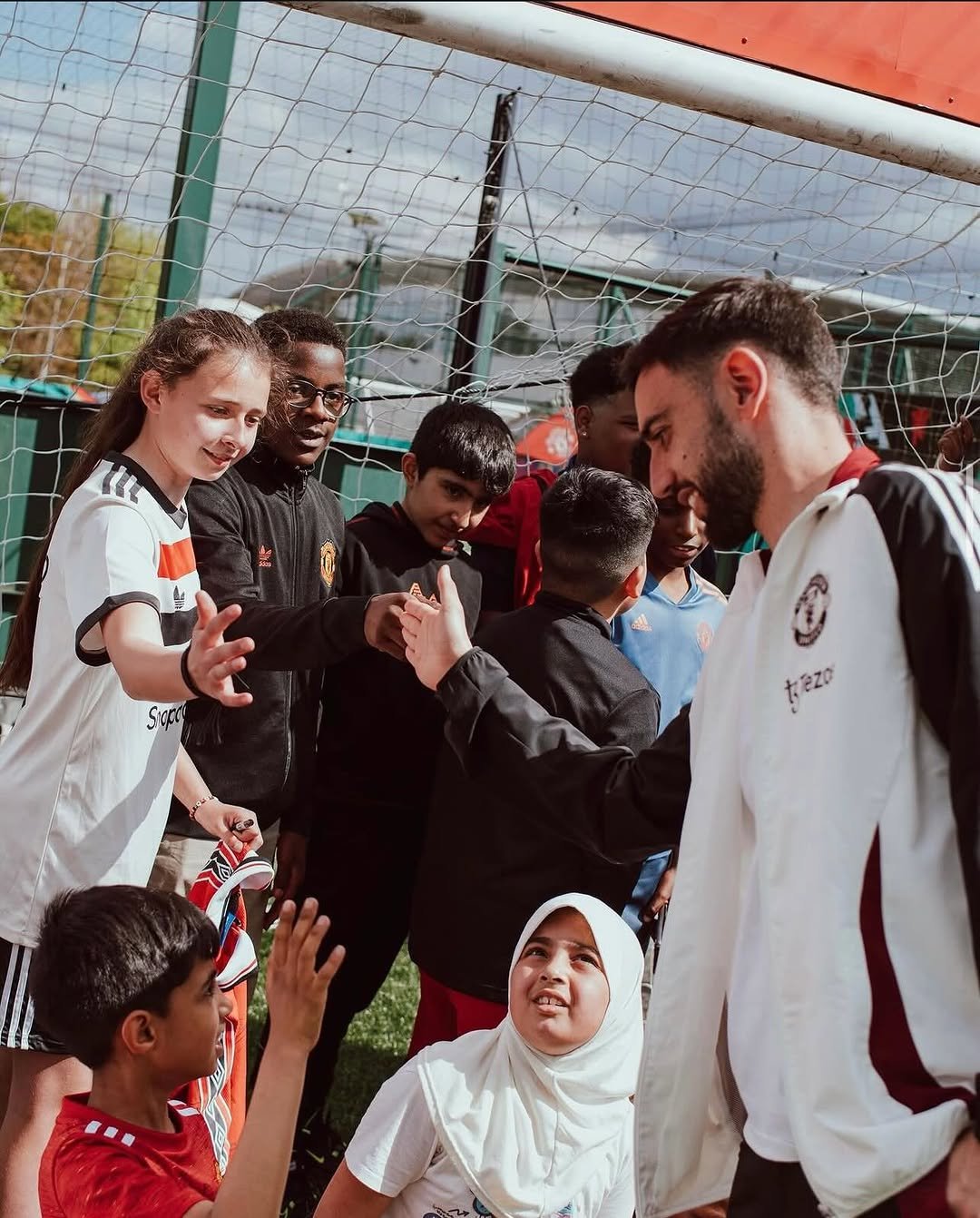 manchesterunitedfoundation 게시물 이미지: “Hi, I’m Bruno. How may I assist you?”...