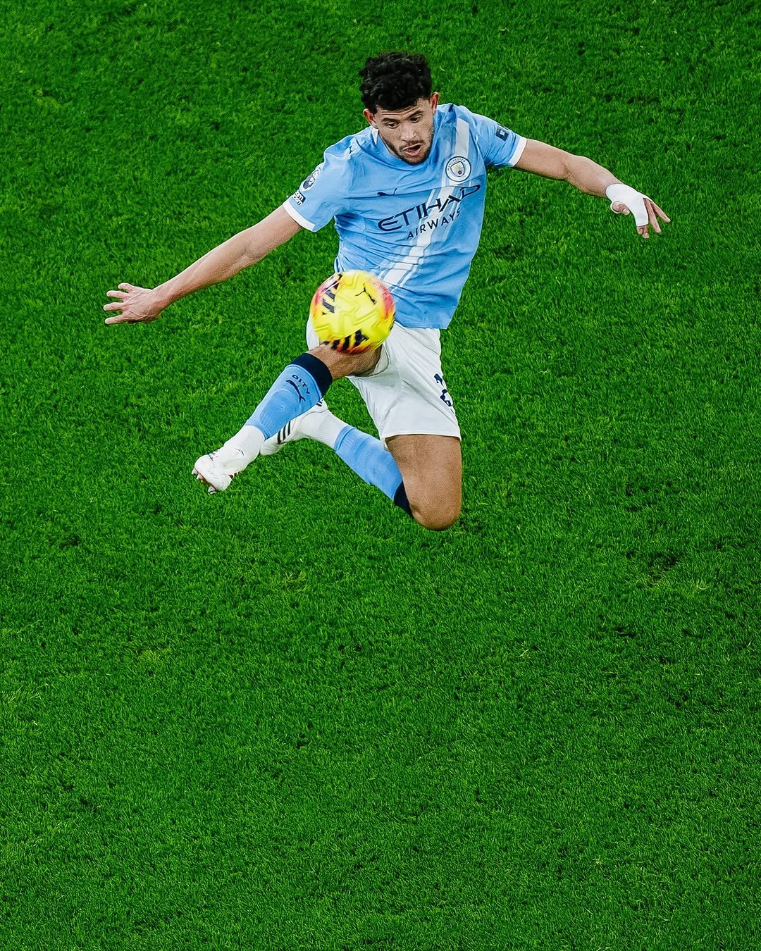 Photo by Manchester City in Etihad Stadium with @matheusnunes73. May be an image of football, soccer, cleats, ball, sports equipment, grass, stadium and text that says 'STIA CTI A IRW IR W'.