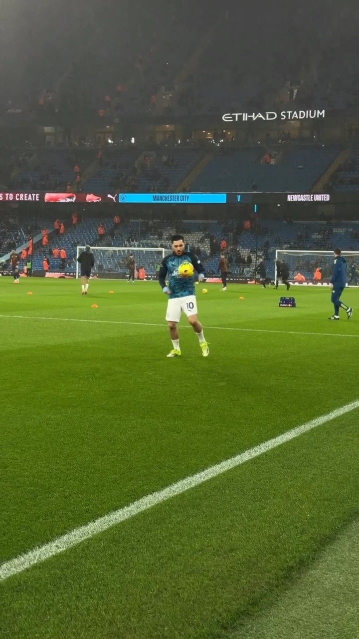 mancity 게시물 이미지: We could watch Rayan Cherki warm up all day long 🤩