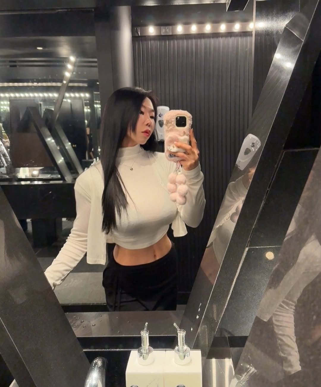 mandoo__bella 게시물 이미지: #결핍 

사람은 누구나 결핍이 있다고 한다. 
그리고 그 결핍을 채워주는 사람과...