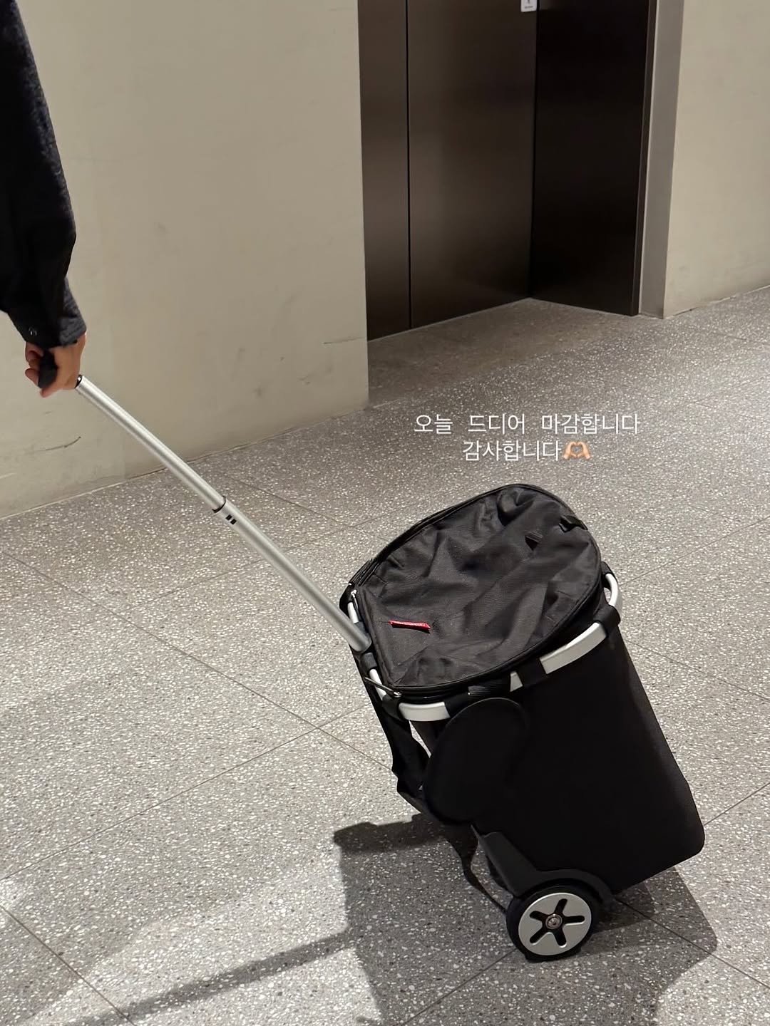 Photo by 망구미 | 일상에 도움이 되는 소소한 이야기 on April 26, 2026. May be an image of suitcase, sling, buggy, briefcase, luggage and text that says '오늘 드디어마감합니다 드디어 마감합니다 감사합니다.'.