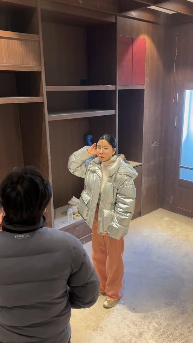 mansionbridge 게시물 이미지: 여러분… 저 또 소장님 빡치게 했어요🤣
가구 마감 다 붙여놨는데 제가 또 “뜯자!”...