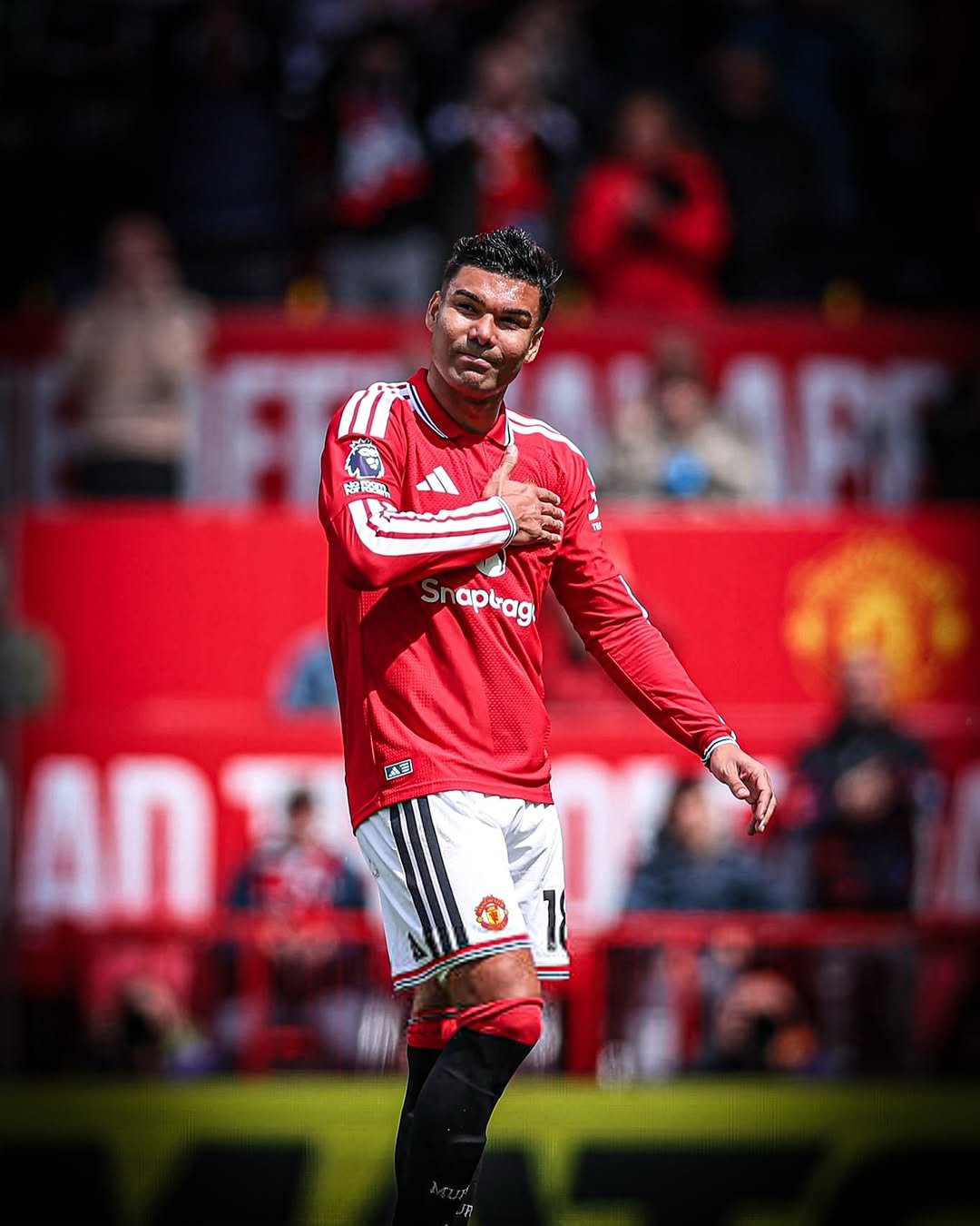 manunitedzone 게시물 이미지: Casemiro leaves the Old Trafford pitch for the...