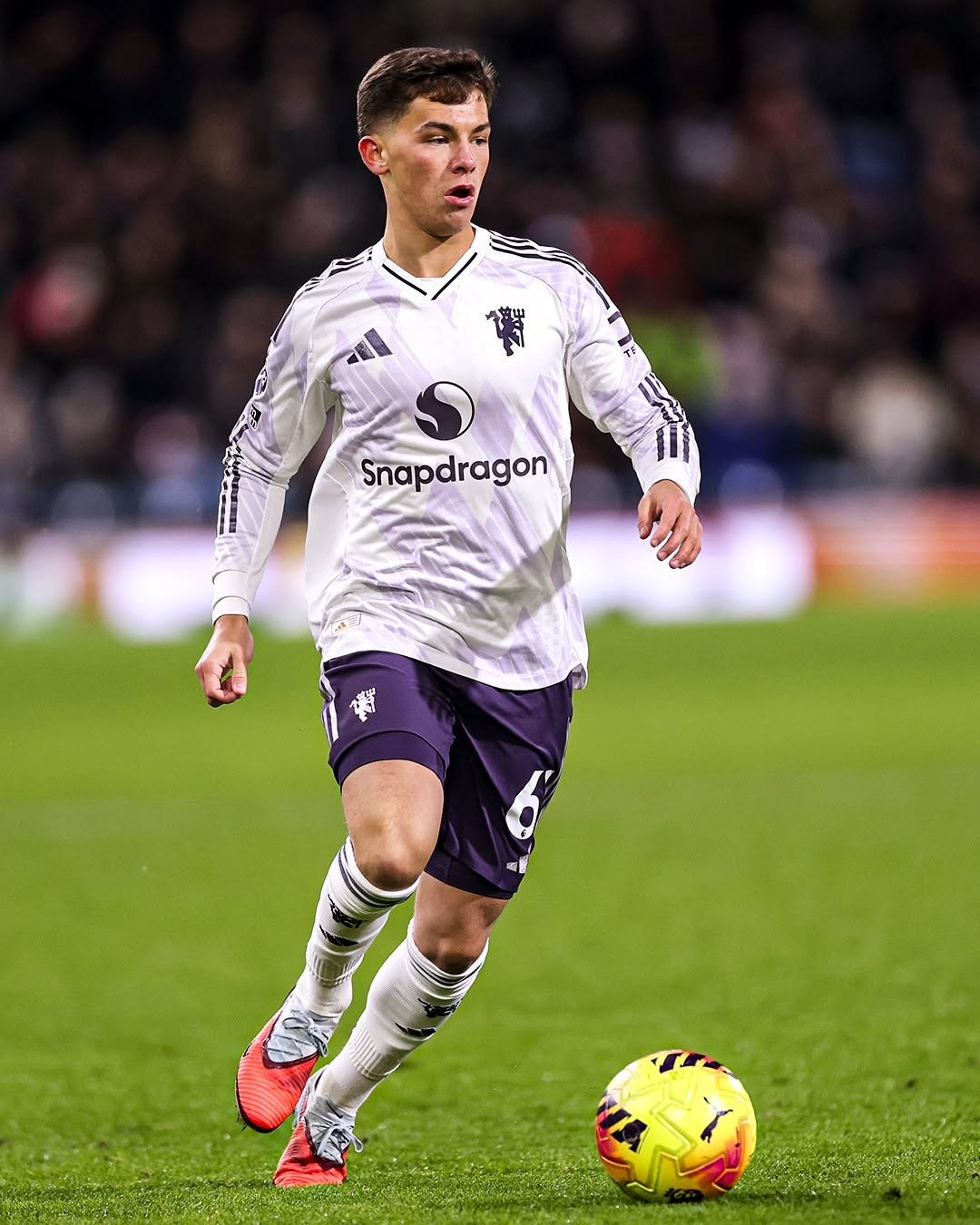 Photo by Manchester United on January 07, 2026. May be an image of football, soccer, cleats, stadium and text that says '中尔 ጉቻ Au Snapdragon 選'.