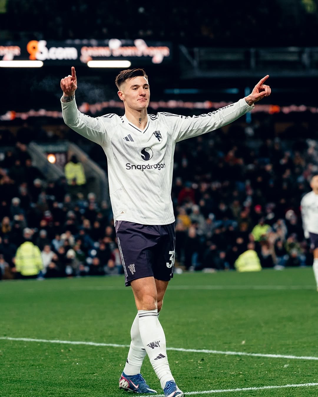 Photo by Manchester United on January 07, 2026. May be an image of ‎football, soccer, cleats, stadium and ‎text that says '‎سح Snapdragon ්.‎'‎‎.