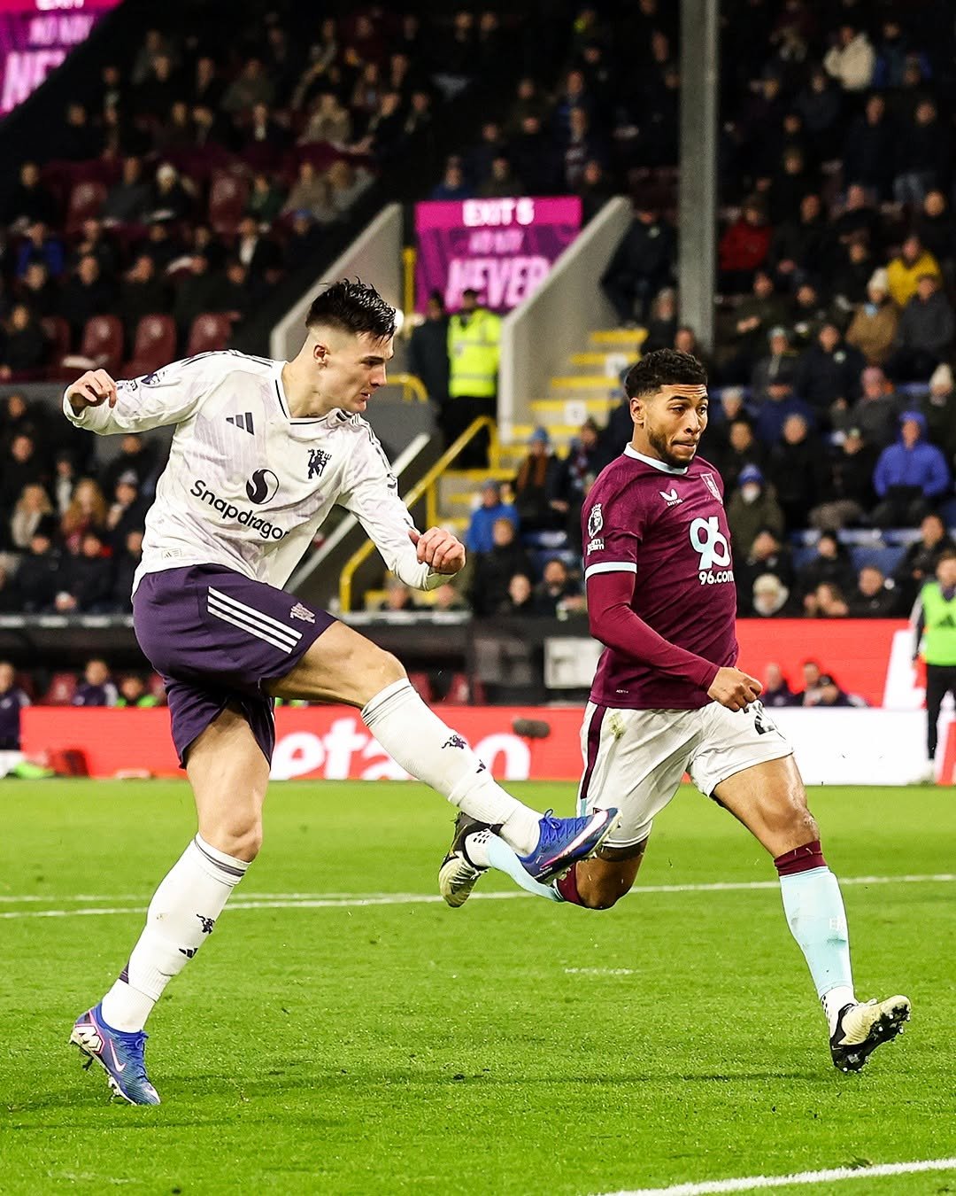 Photo shared by Manchester United on January 07, 2026 tagging @benjaminsesko. May be an image of football, soccer, stadium and text that says 'EUTS 時物 KEVER Il 特 Snapcrago Snapdrago 0 Snap drago 6 美 老 cp 96.000 ota'.